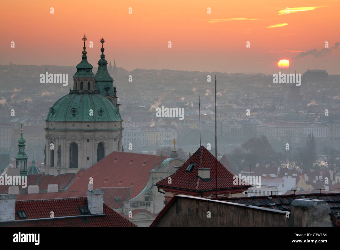Sonnenaufgang über Prag mit der reich verzierten Kuppel der Kathedrale St. Nikolaus auf der Kleinseite Stockfoto