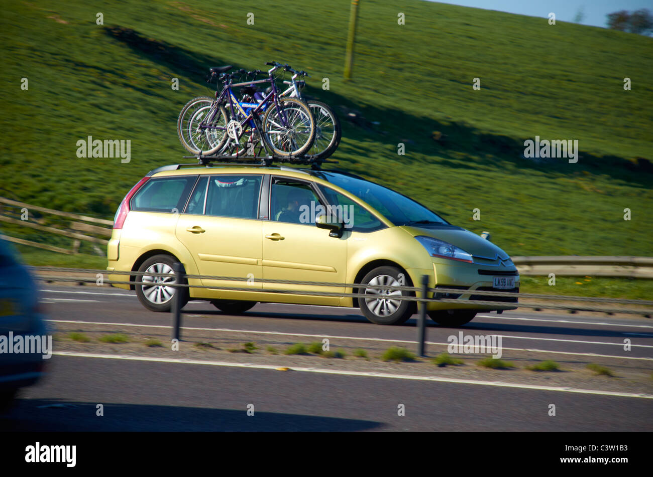 Bikes on roof rack car Fotos und Bildmaterial in hoher Auflösung