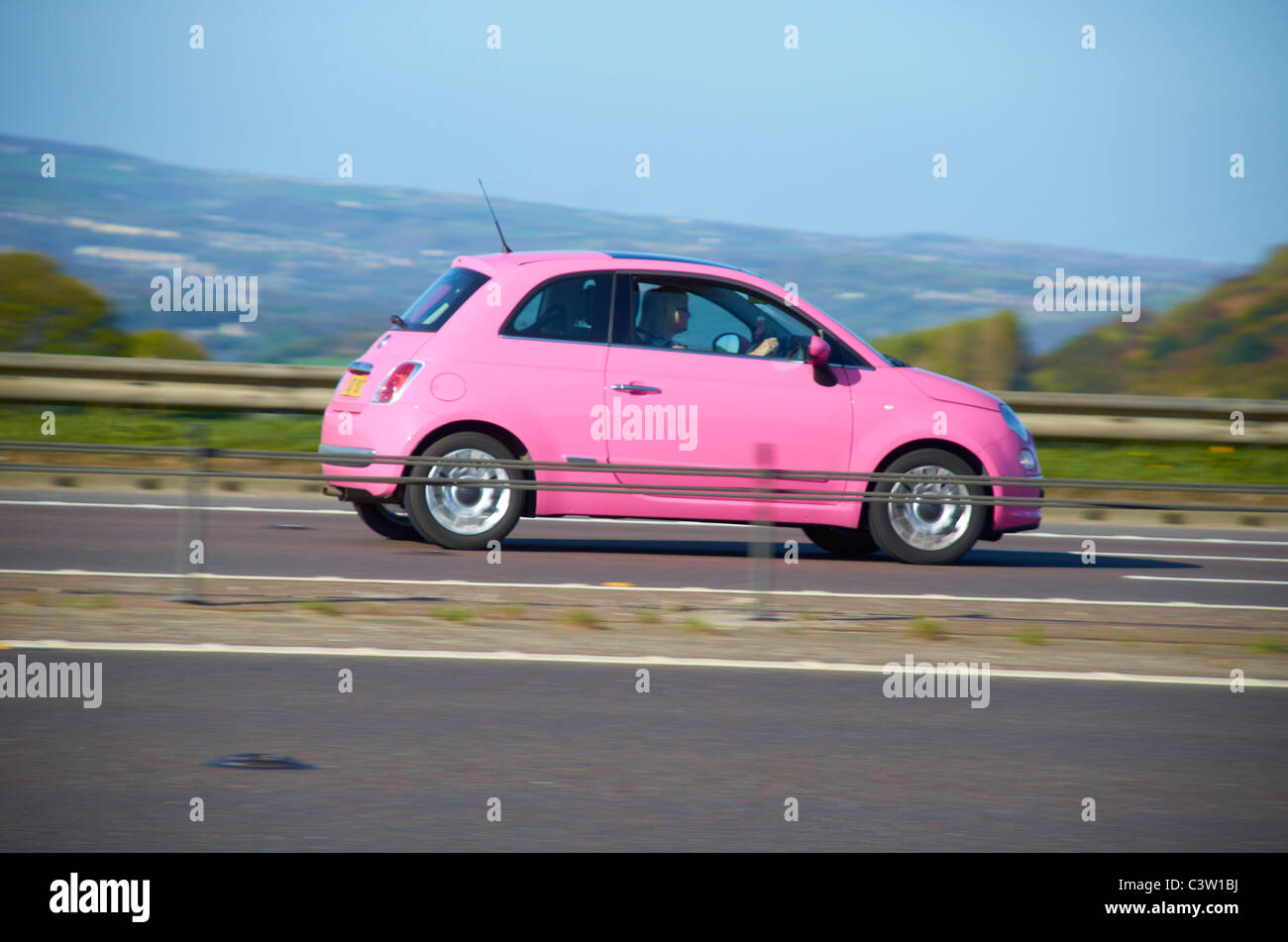Fiat 500 auf der M62 rosa. Stockfoto