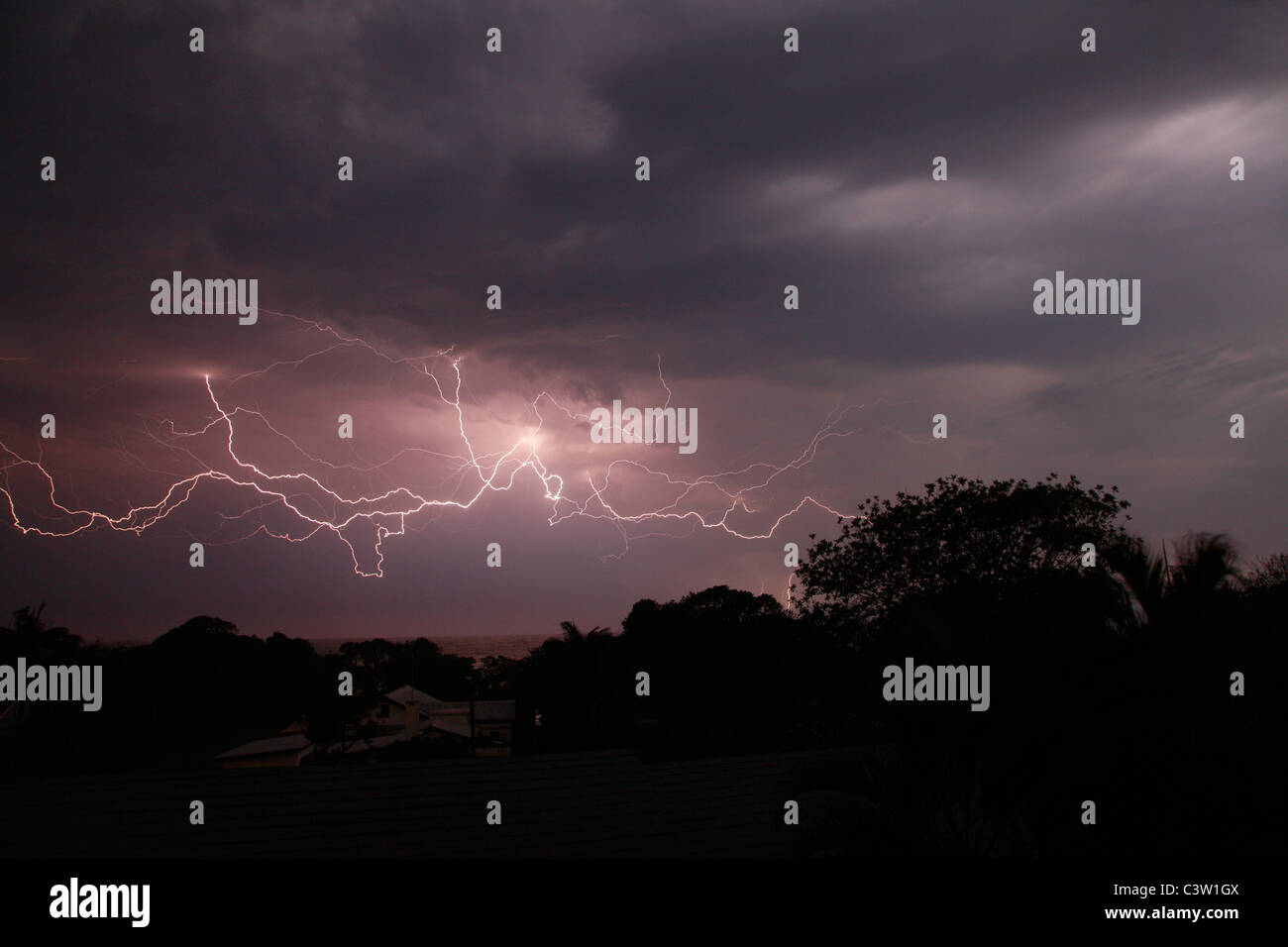 Gewitters am über dem indischen Ozean. Zinkwazi. KZN, Südafrika. Stockfoto