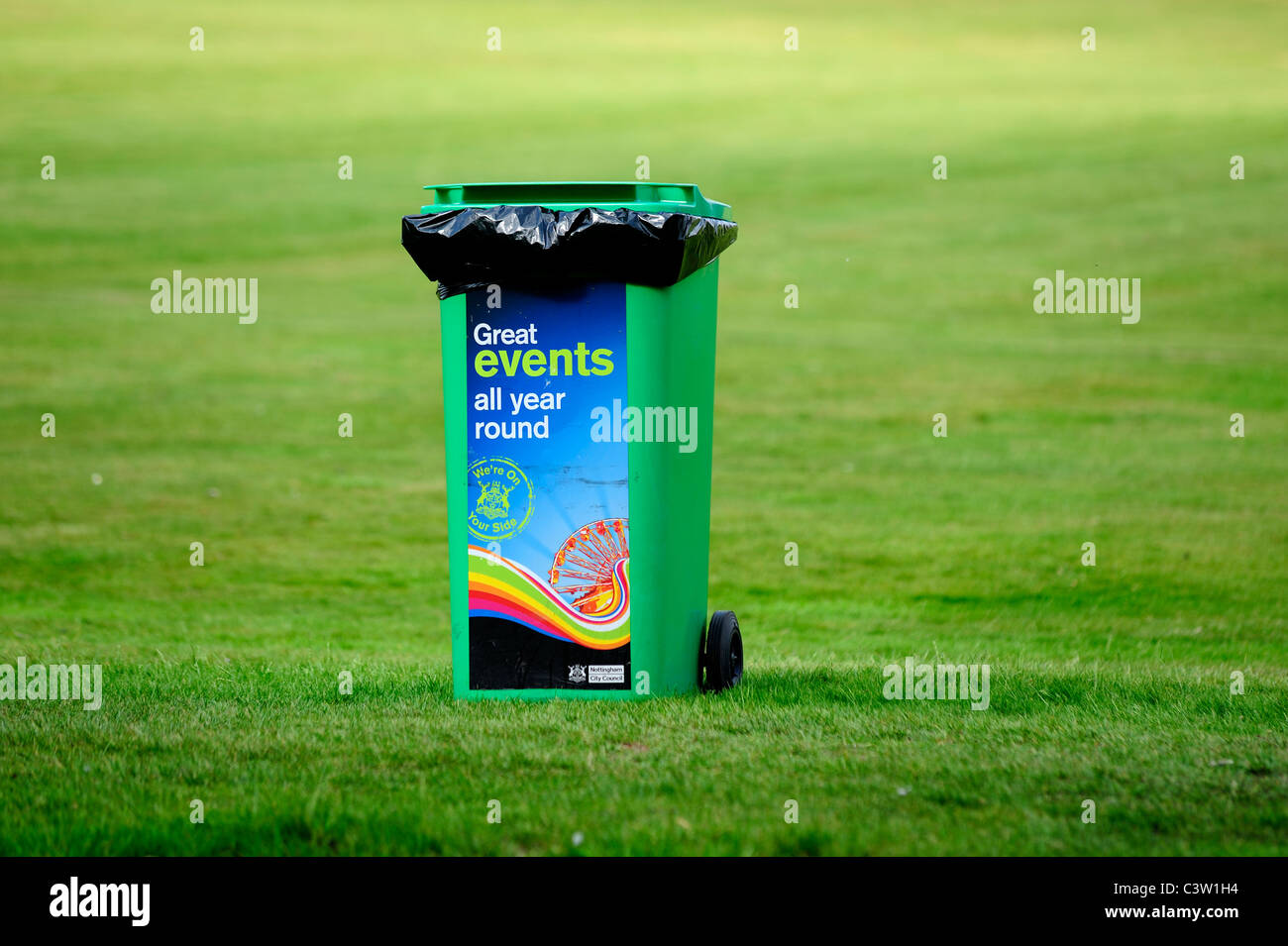 Nottingham Stadtrat grünen Mülleimer Abfalleimer in offenen Parklandschaft England uk Stockfoto