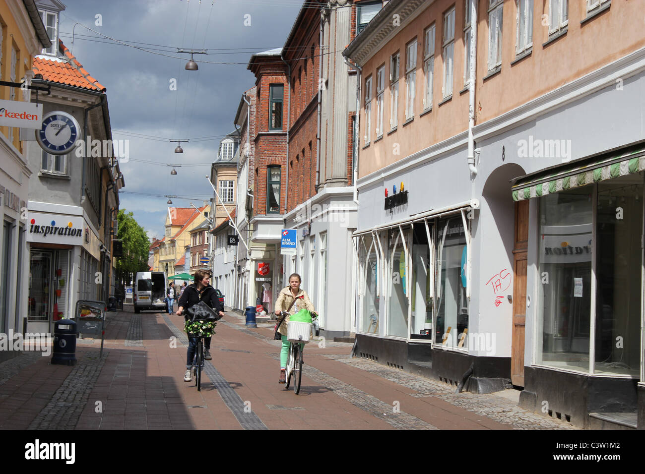 Zwei Frauen fahren in die Stadt Helsingør, Dänemark Stockfoto