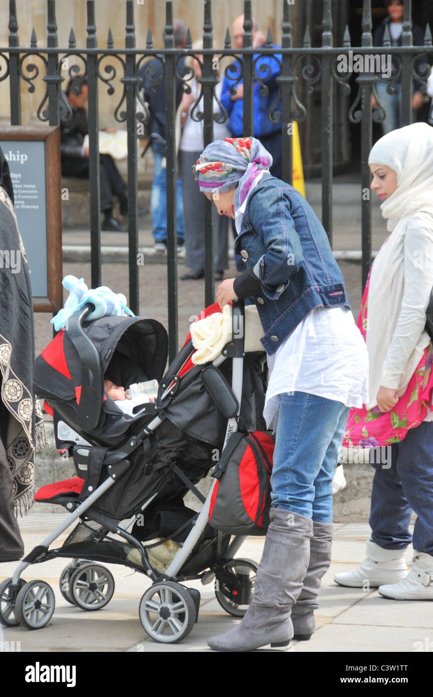 Muslimische Frauen mit Kinderwagen Kinder Kopftücher religiösen kulturellen Kleid Stockfoto
