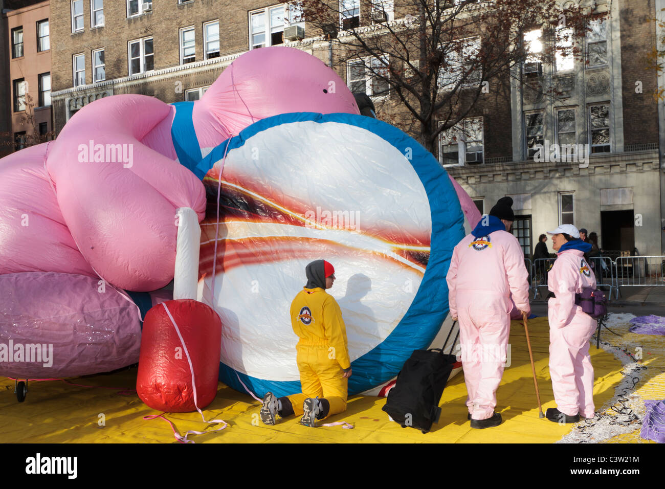 Macys Mitarbeiter Aufblasen des Energizer Bunny Ballons am Vortag der 2010 Macys Thanksgiving Parade in New York City Stockfoto