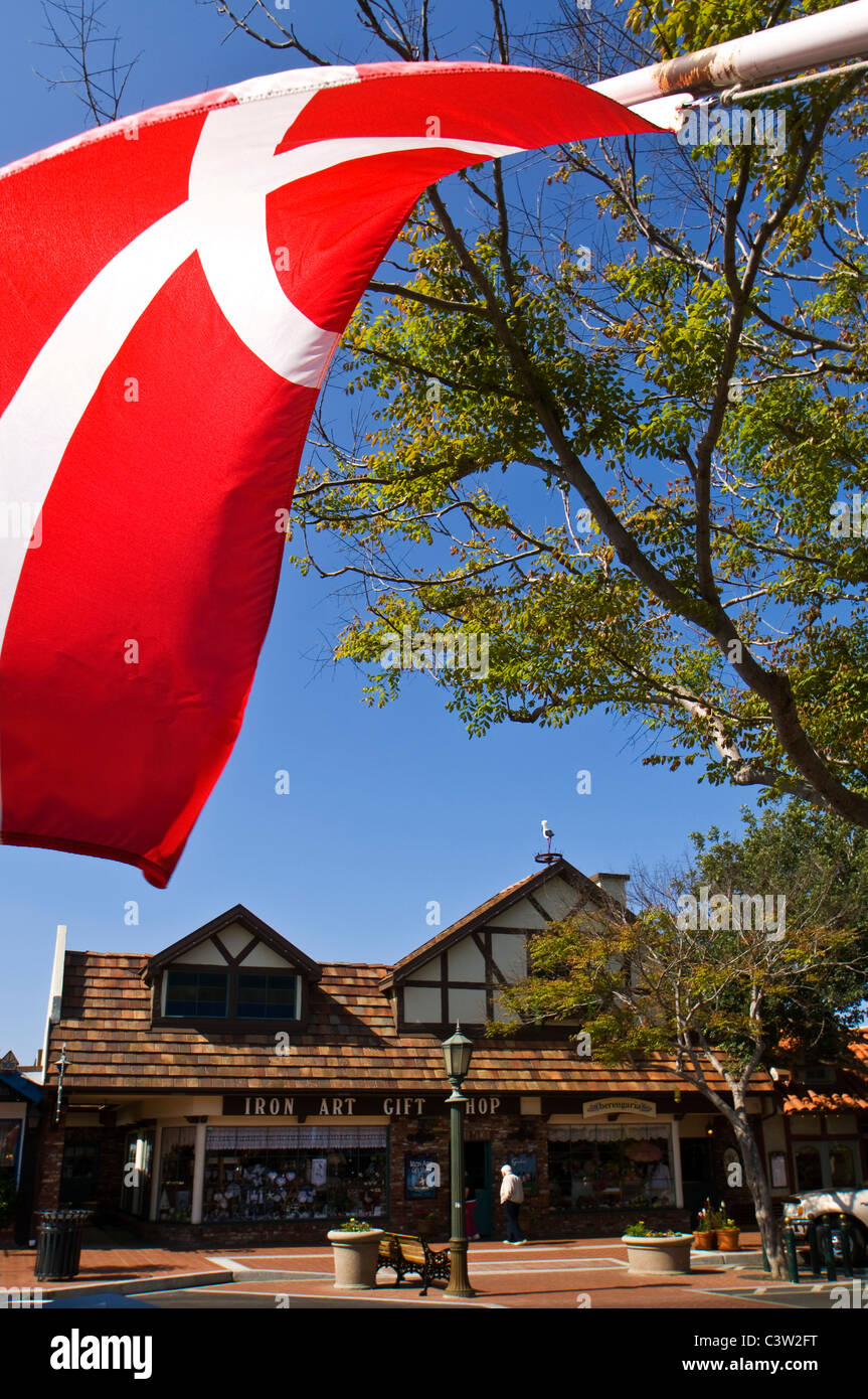 Dänische Flagge hängen in der touristischen Dorf Solvang, Santa Barbara County, Kalifornien Stockfoto
