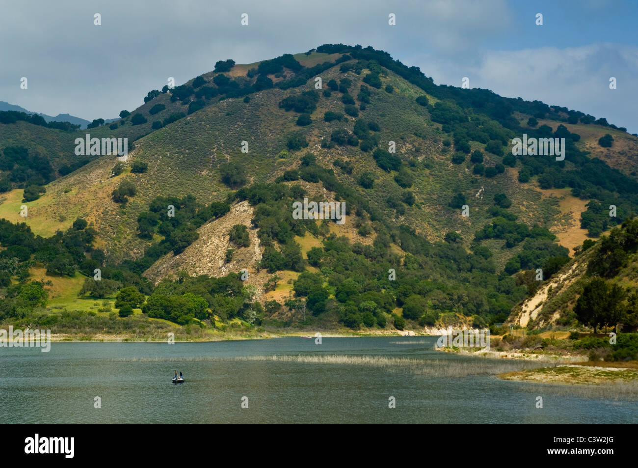 Fischer im Boot bei Lopez Lake Recreation Area, in der Nähe von Arroyo Grande, San Luis Obispo County, Kalifornien Stockfoto