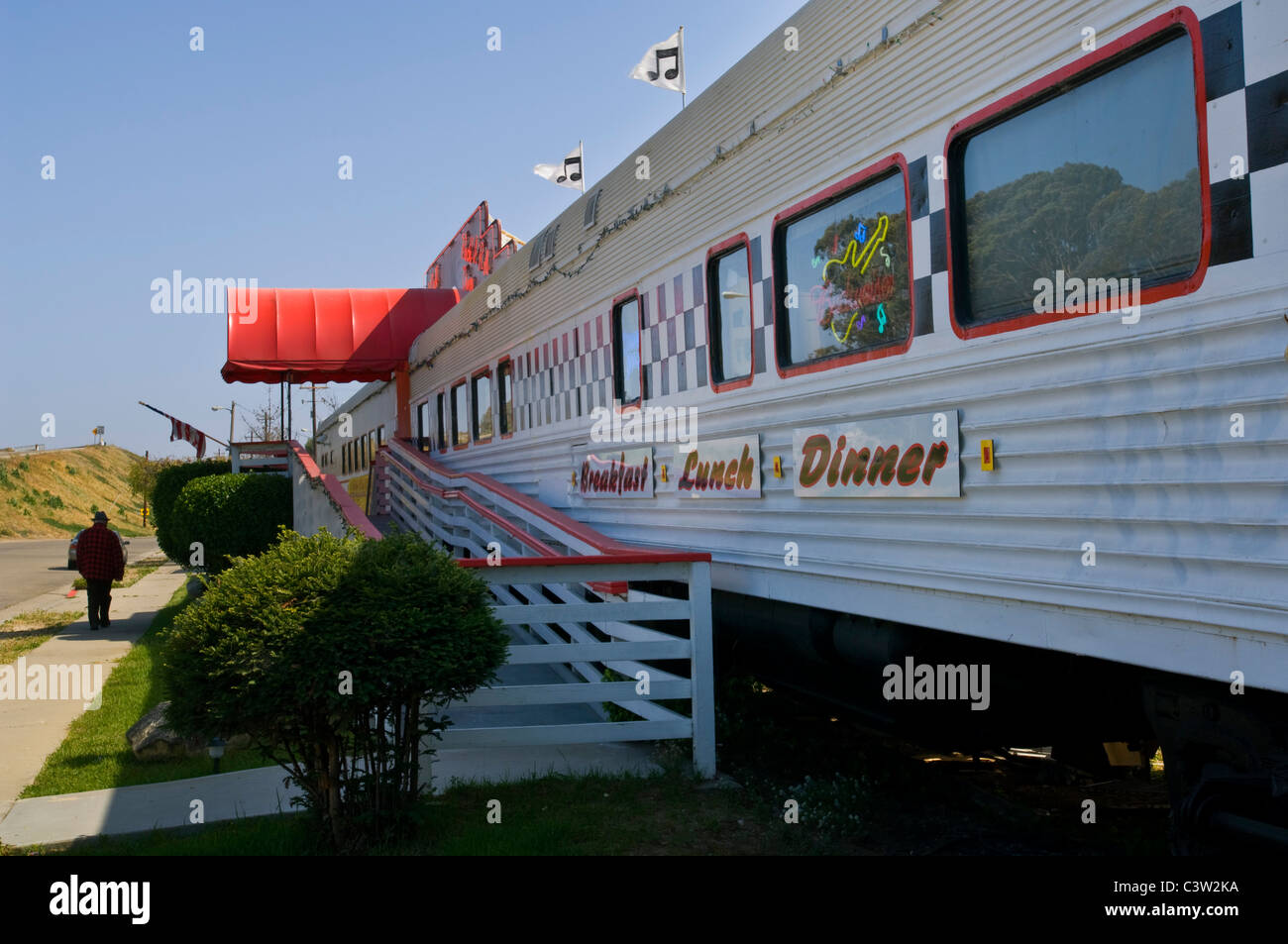 50er Jahre Stil Rock N' Roll Diner in einem alten umgebauten Zug Auto Bus, Oceano, California Stockfoto