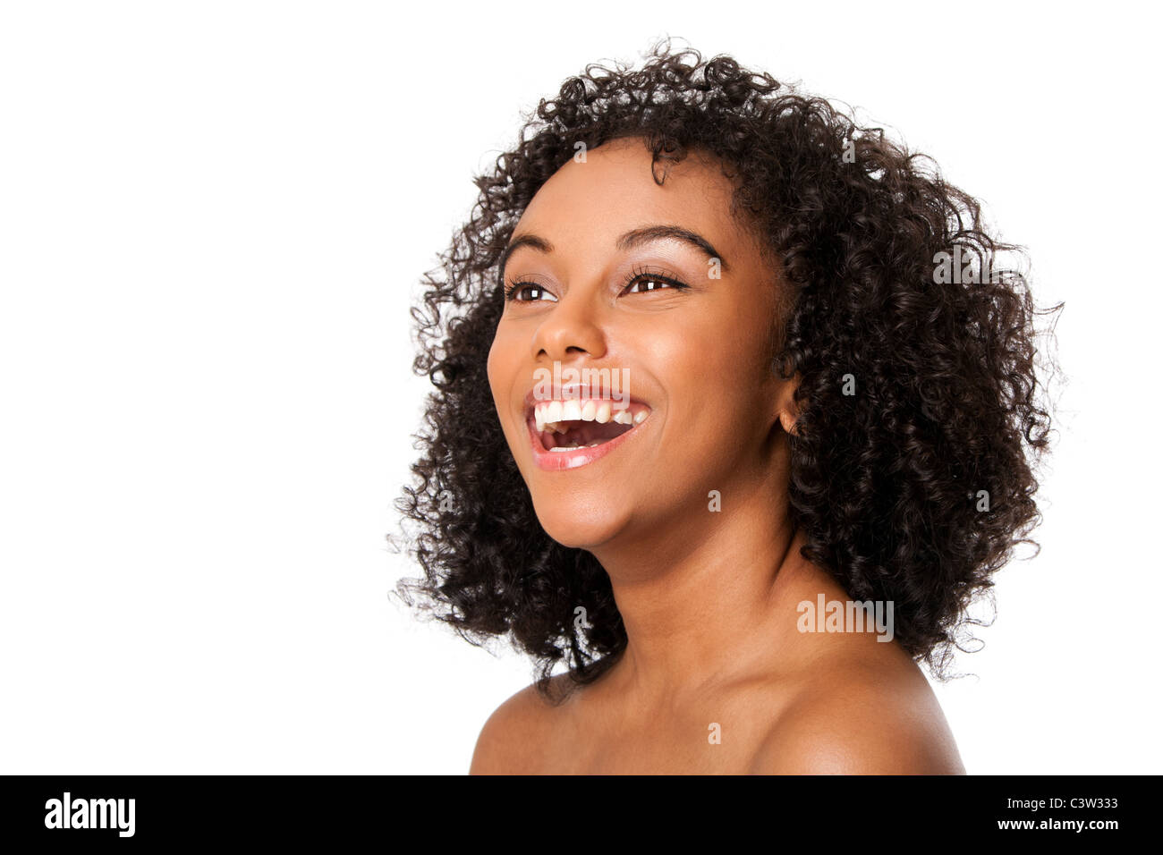 Gesicht der schönen glücklich lächelnde lachende junger weiblicher Teenager Fotomodell mit lockige Frisur, isoliert. Stockfoto
