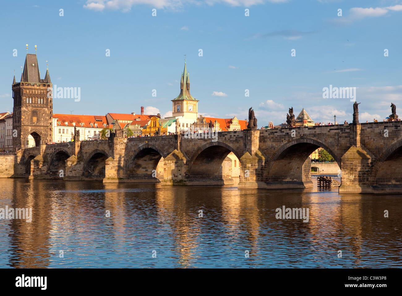 Tschechische Republik-Prag - Karlsbrücke und Türme der Altstadt Stockfoto