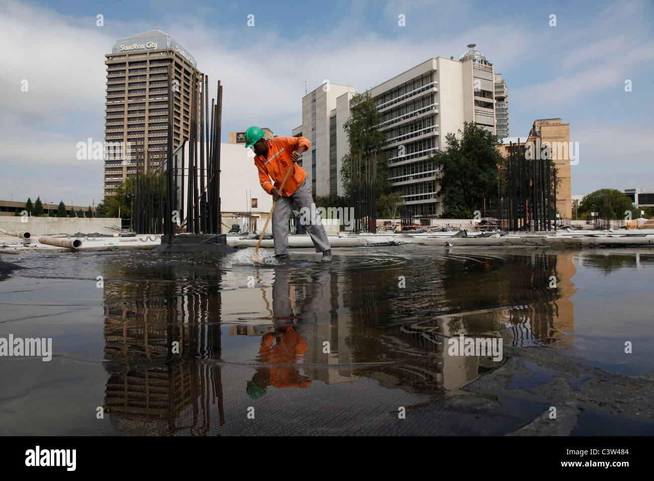 Bauarbeiter bei der Arbeit auf Sandton Einkaufszentrum. In Johannesburg. Südafrika. Picture by Zute Lightfoot. Stockfoto