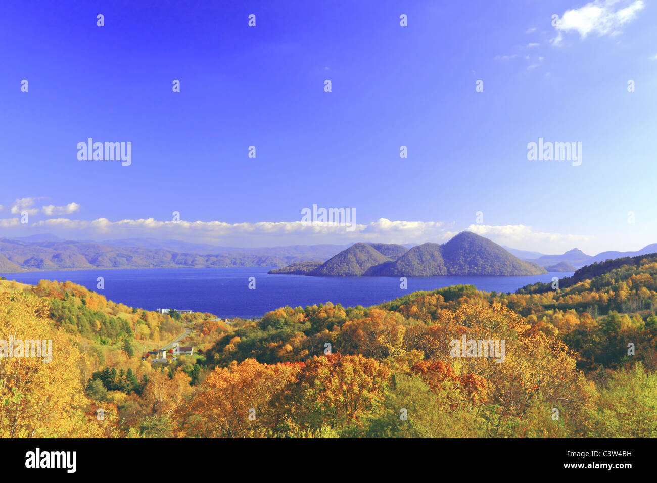 Lake Toya im Herbst Stockfoto