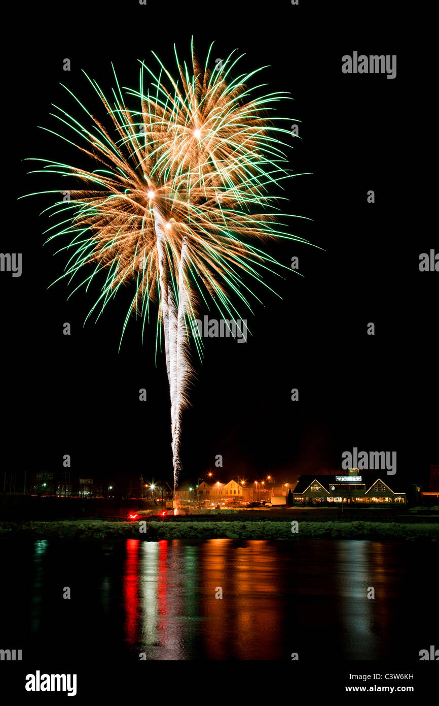Über die Muddy Rudder in Brewer als Bestandteil ihrer Winterfest Feuerwerk Feuerwerk von Central Maine Pyrotechnik im Jahr 2010. Stockfoto