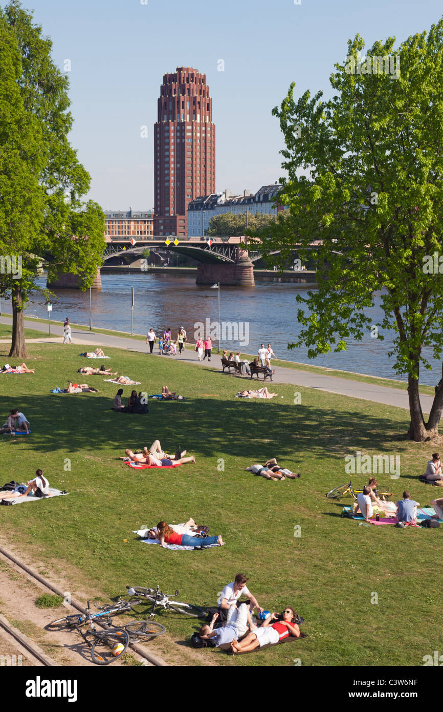 Menschen am Fluss Main in Frankfurt am Main an einem warmen spät Frühlingstag entspannen. Stockfoto