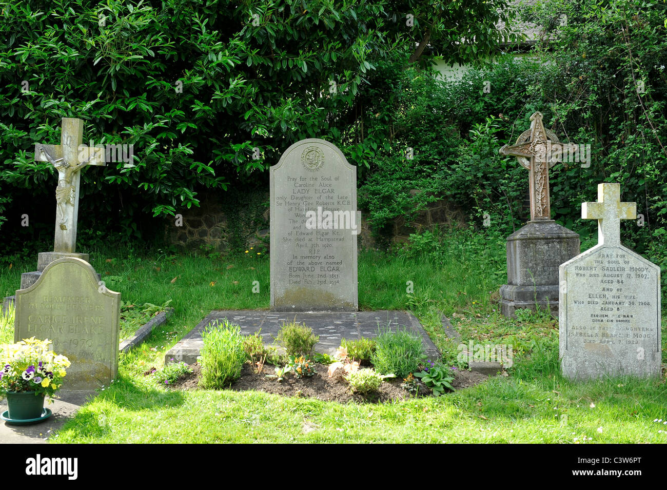 Das Grab des britischen Komponisten Sir Edward William Elgar bei St. Wulstan römisch-katholische Kirche, wenig Malvern, Worcestershire. Stockfoto