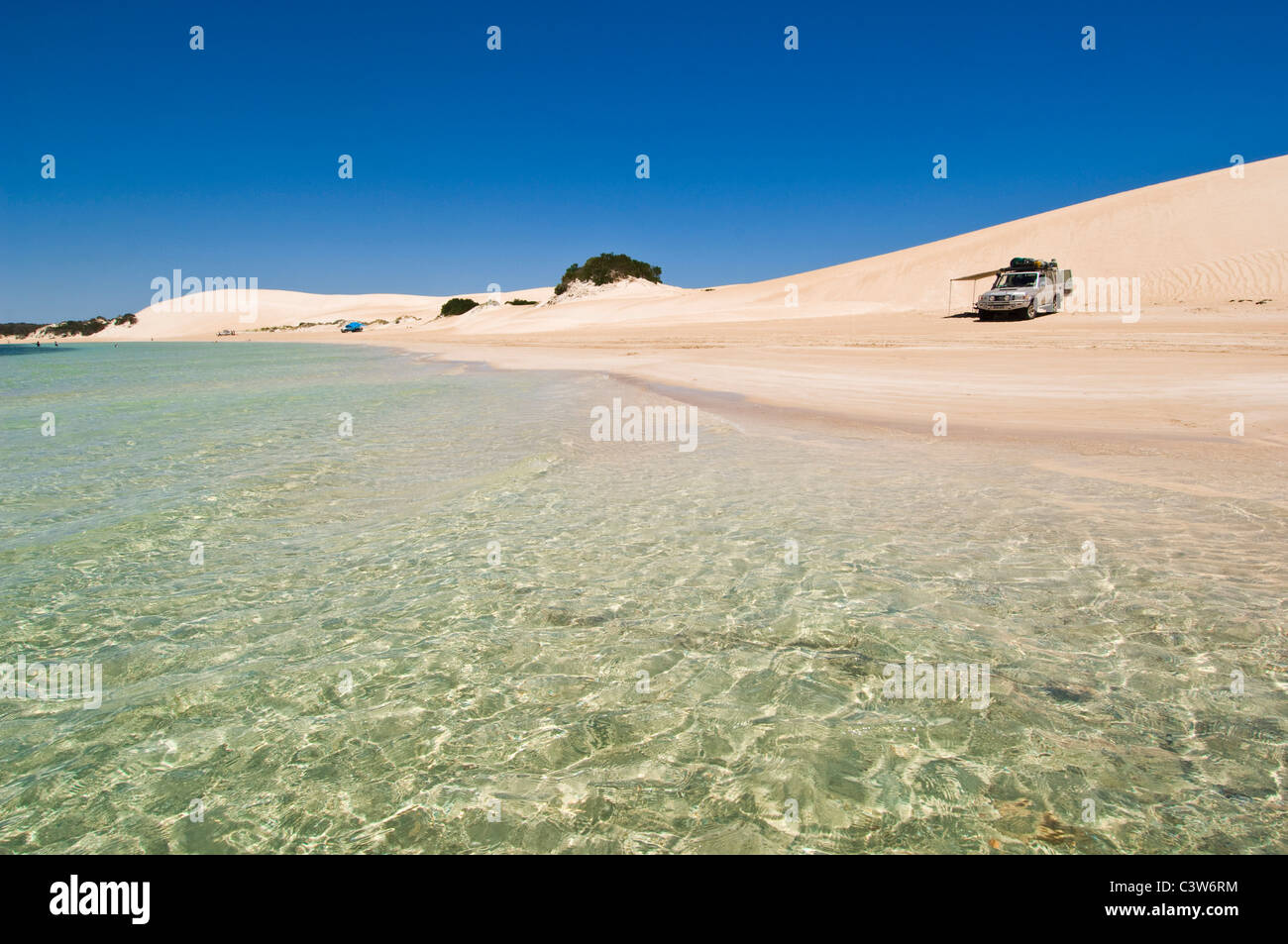 4WD Fahrzeug am Seven Mile Beach, Coffin-Bay-Nationalpark, Eyre Peninsula, South Australia. Stockfoto