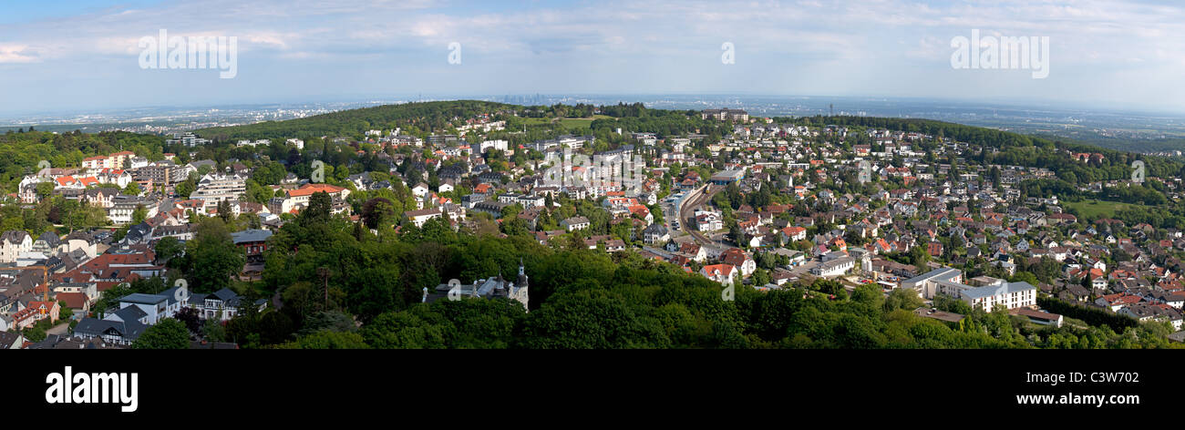Ein hochauflösendes Panorama von Königstein im Taunus-Hills, mit Frankfurt Skyline im Hintergrund. Stockfoto