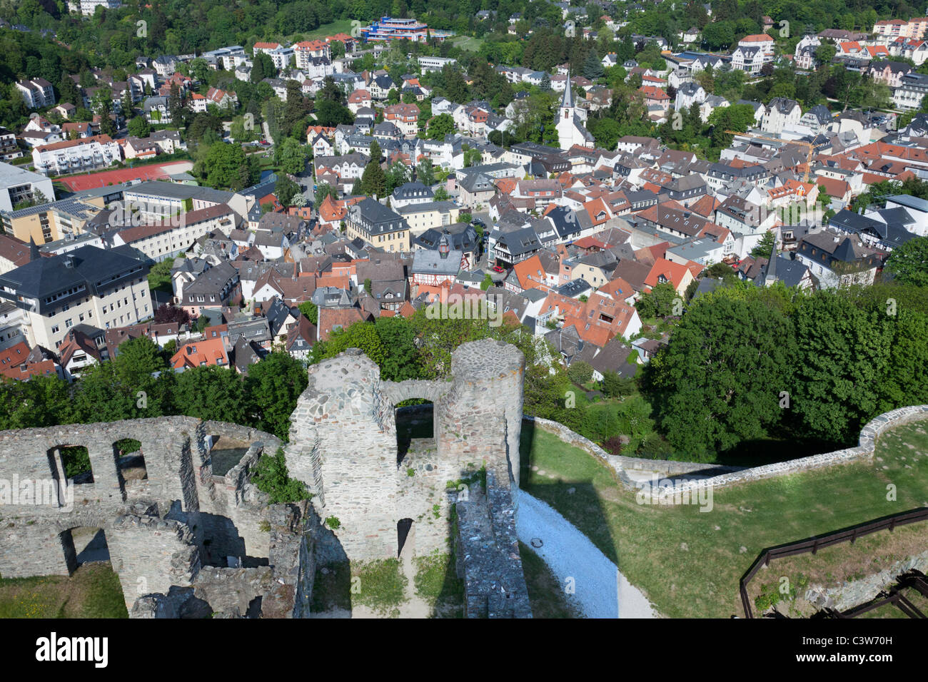 Die Burgruine Königstein, dating in Teilen ungefähr 800 Jahre alt. Königstein liegt in den Hügeln des Taunus. Stockfoto