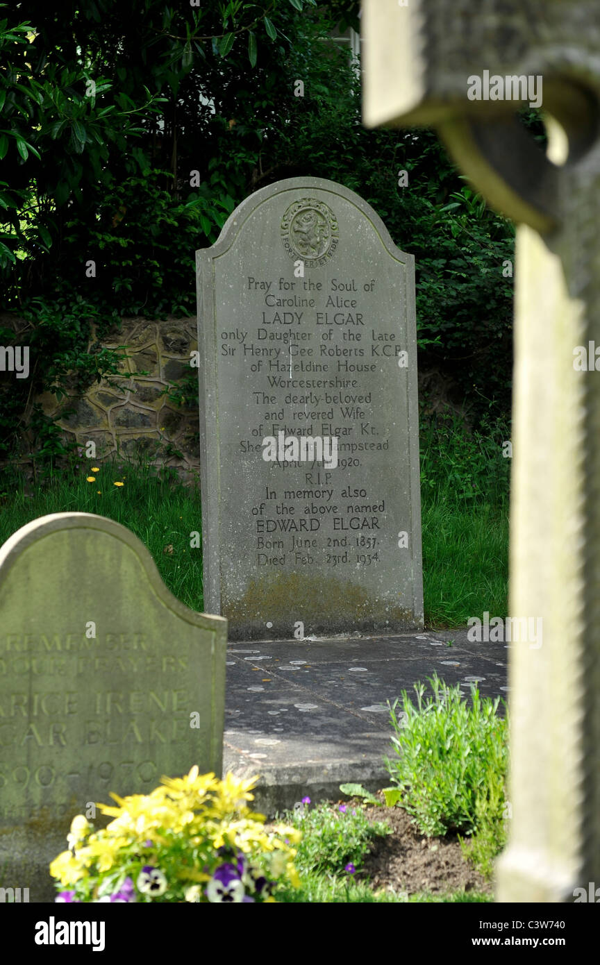 Das Grab des britischen Komponisten Sir Edward William Elgar bei St. Wulstan römisch-katholische Kirche, wenig Malvern, Worcestershire. Stockfoto
