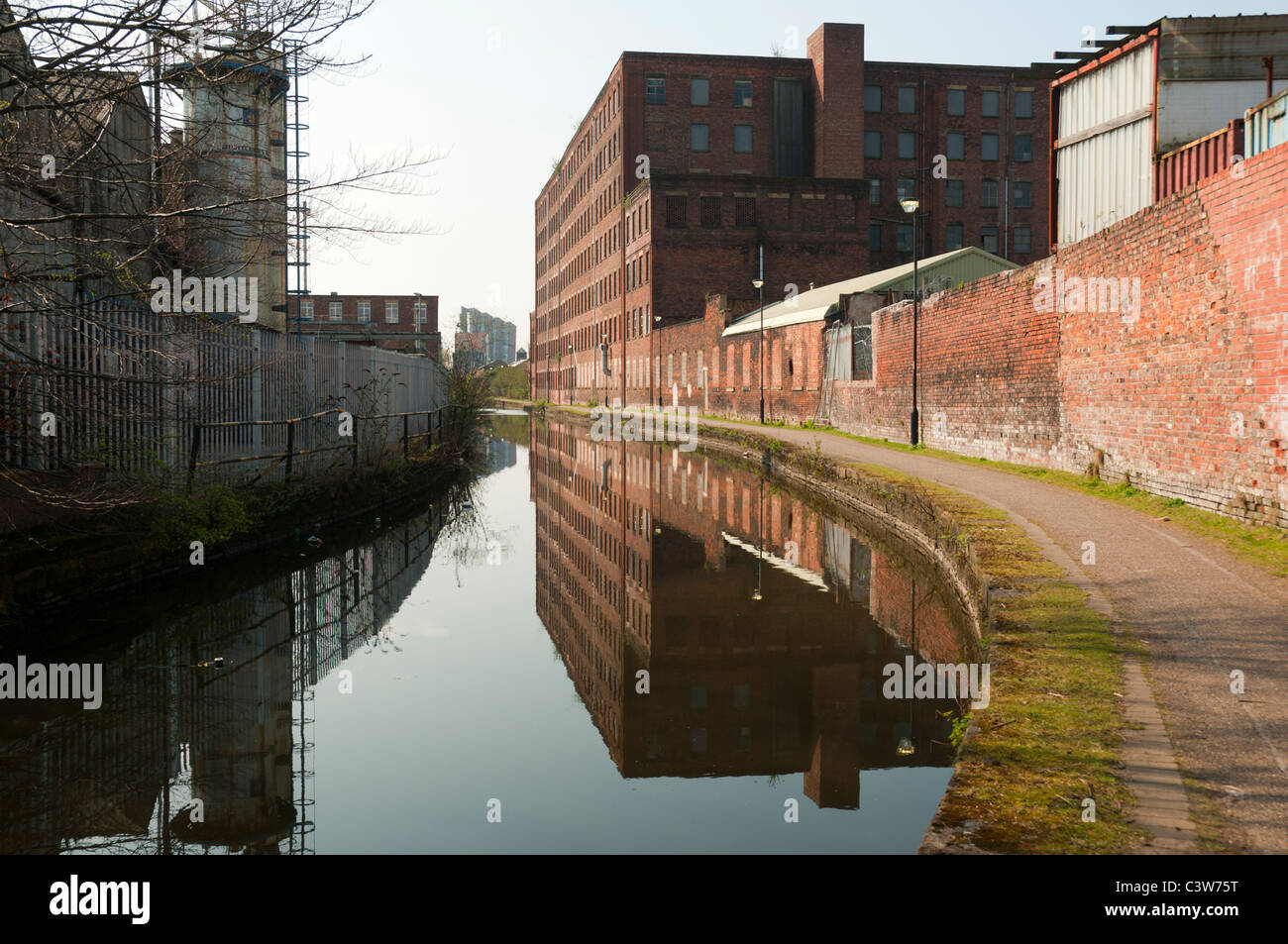 Alte Baumwollspinnerei und der Islington Wharf Tower spiegelt sich in Ashton Canal, neue Islington, Ancoats, Manchester, England, UK. Stockfoto