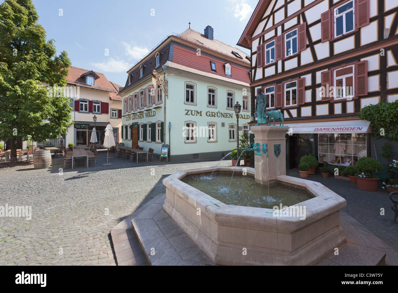 Einen erholsamen und ruhigen Innenhof in der historischen Trabantenstadt von Kronberg, Deutschland. Stockfoto