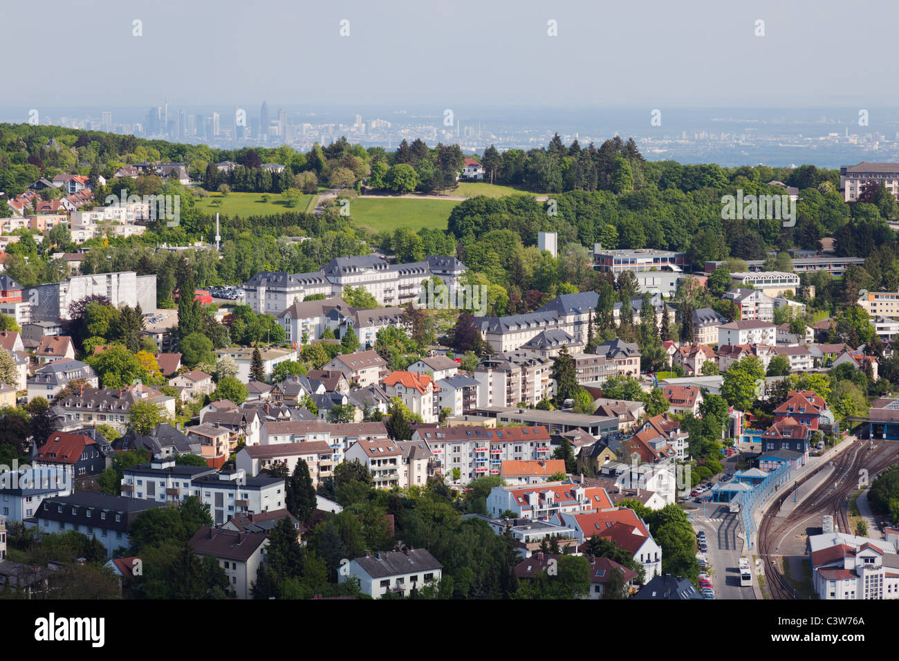 Die wohlhabenden Vororten rund um Frankfurt mit der Stadt in der Ferne. Königstein liegt in den Hügeln des Taunus. Stockfoto