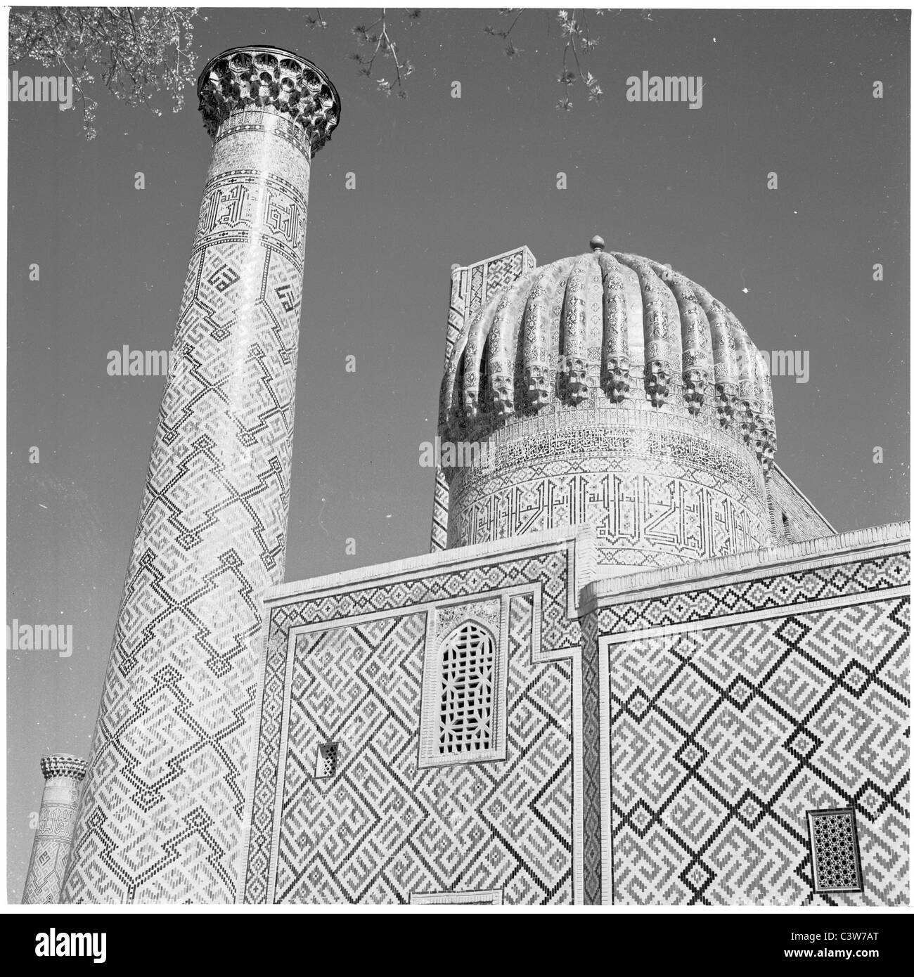 der 1950er Jahre in dieses Geschichtsbild durch J Allan Cash sehen wir die Shir-Dar-Madrasa in Registan-Platz, Smarkand, Usbekistan. Stockfoto