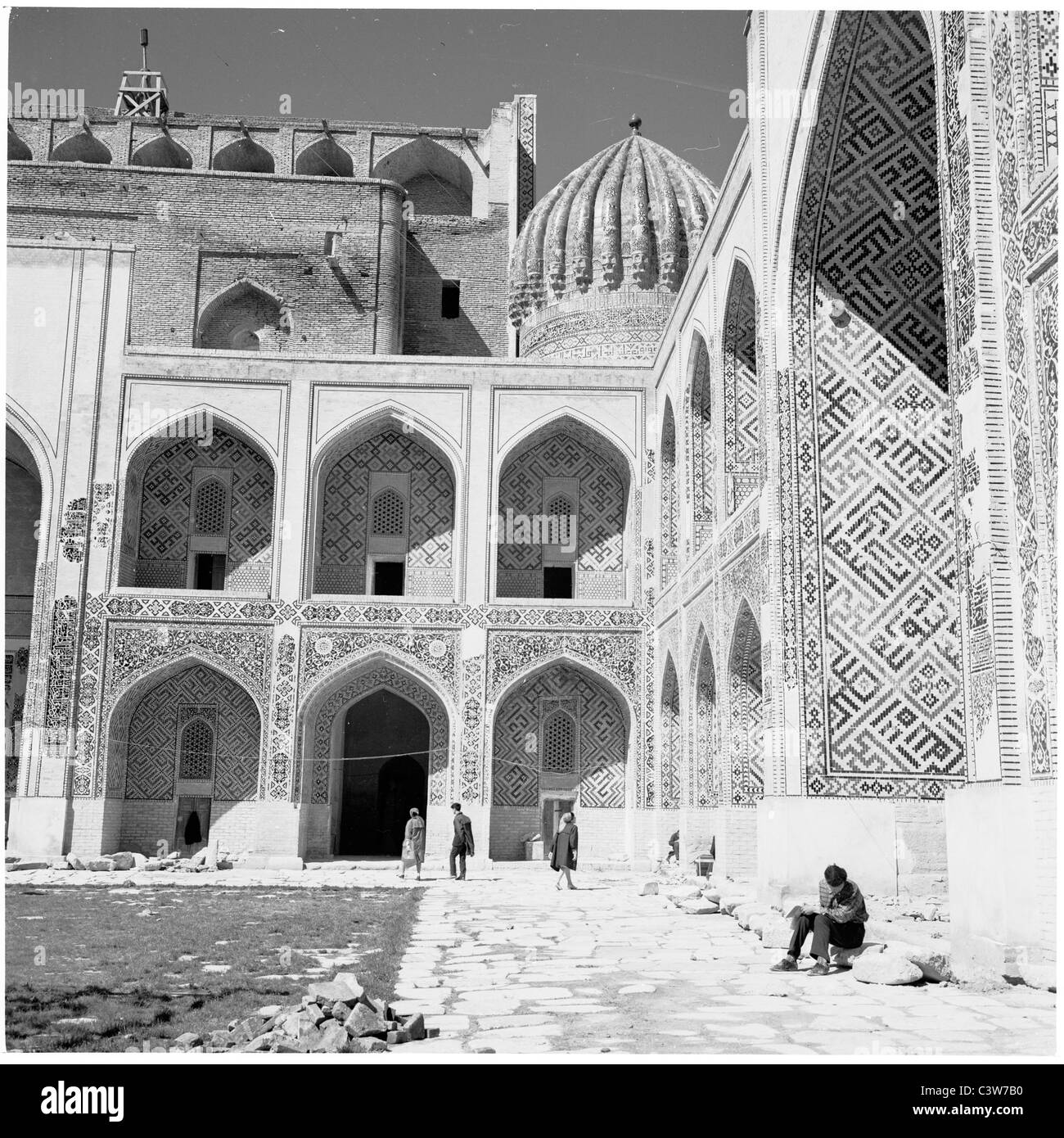 1950er Jahre historische Bild von J Allan Cash, sehen wir das Innere der Shir-Dar Madrassa, Registan-Platz, Smarkand, Usbekistan. Stockfoto