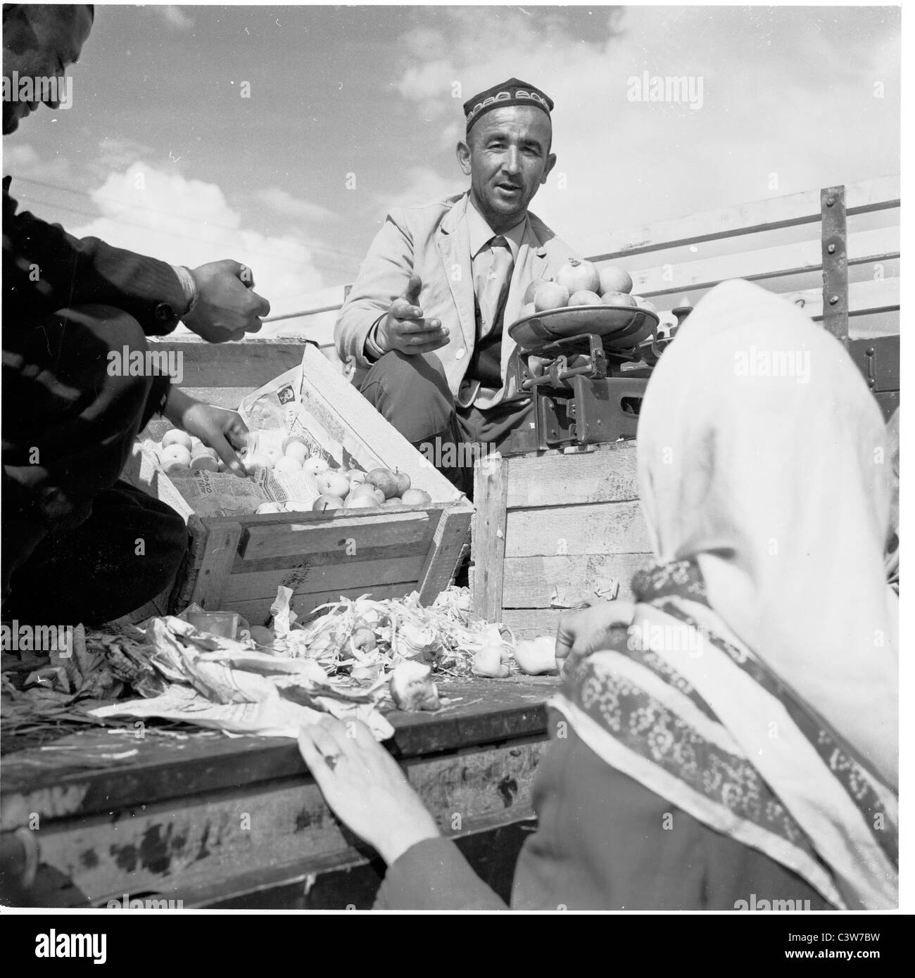 der 1950er Jahre in dieses Geschichtsbild durch J Allan Cash sehen wir einen Mann auf Rückseite des LKW Waage bei Buchara, Usbekistan Obst belasten. Stockfoto