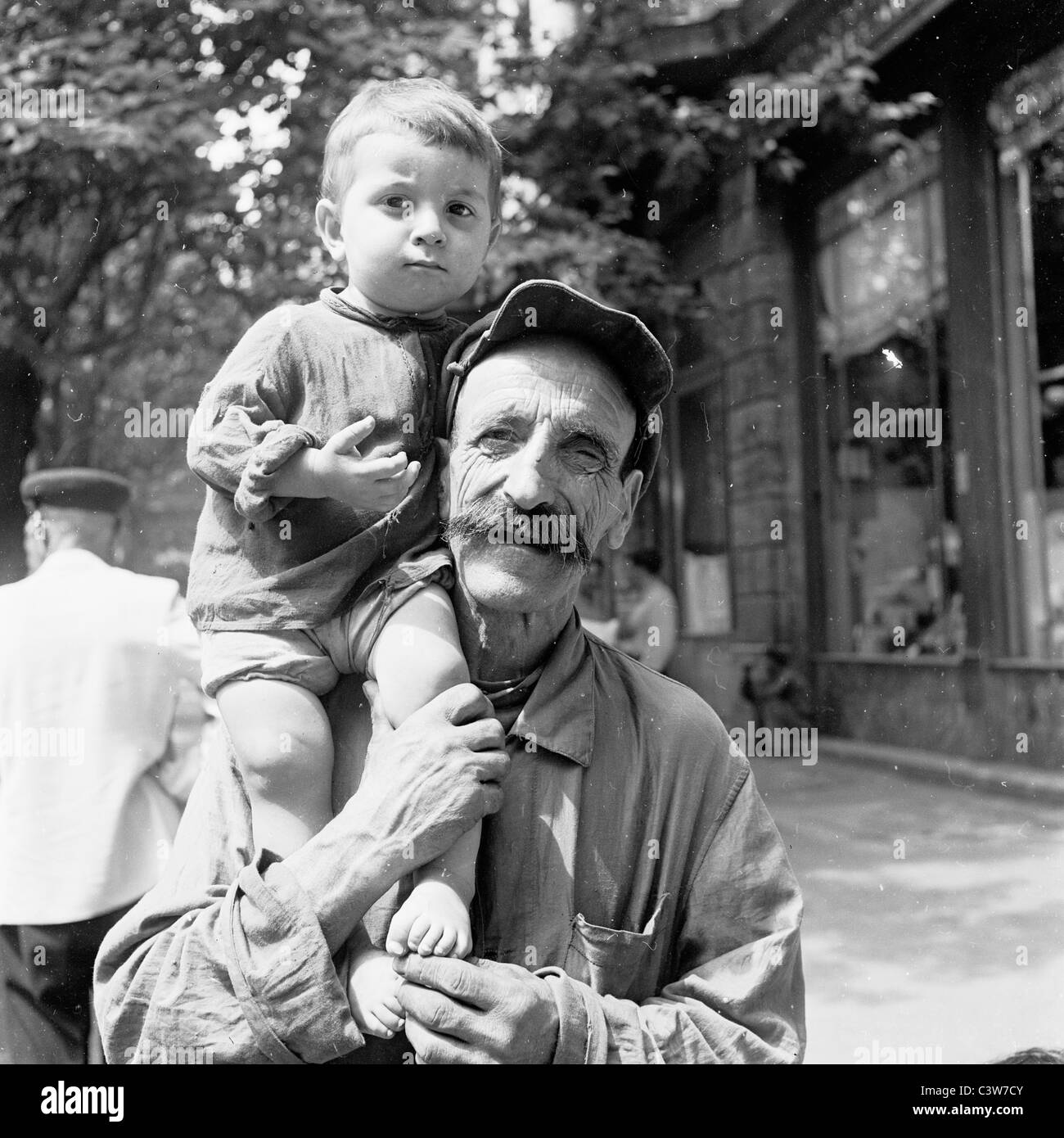 der 1950er Jahre in dieses Geschichtsbild durch J Allan Cash sehen wir einen Vater hält seine jungen Kind auf seiner Schulter in Tiflis, Georgien. Stockfoto