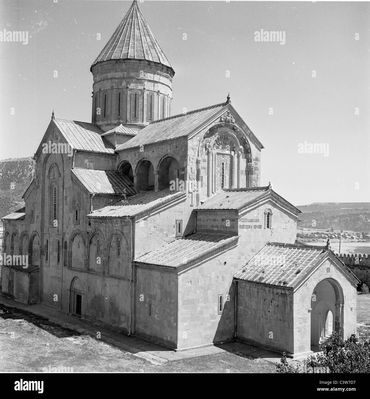 der 1950er Jahre in dieses Geschichtsbild durch J Allan Cash sehen wir eine Kirche mit vielen verschiedenen mittelgroßen Dächer und Turm, Nitskheta, Georgia. Stockfoto