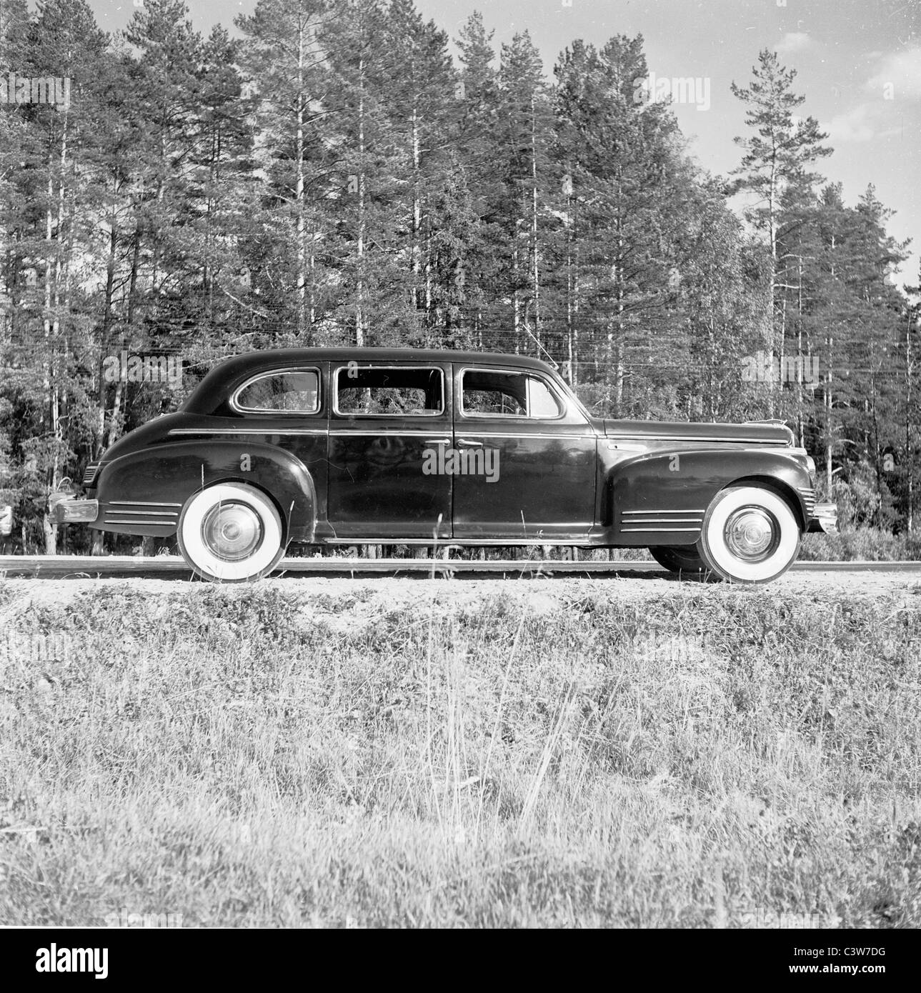 der 1950er Jahre ein Geschichtsbild von J Allan Cash ein ZIS-Auto parkte auf einem Waldweg in Georgien. Stockfoto