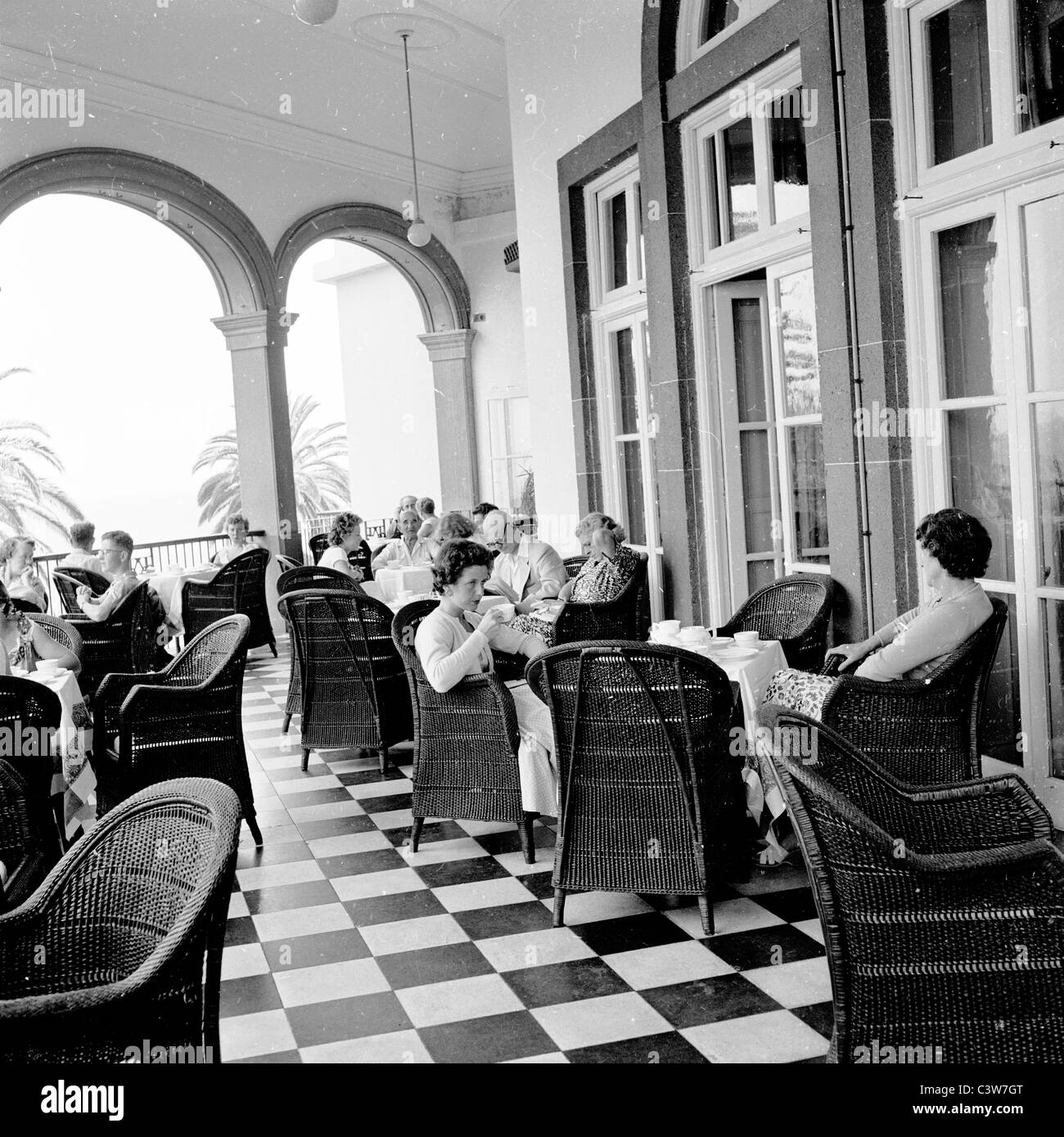 der 1950er Jahre, ein historisches Bild von J Allan Cash von Menschen genießen Tee auf Veranda des Reids Hotel in Funchal, Madeira. Stockfoto