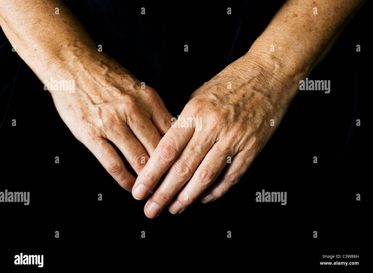 Die Hände einer alten Frau Stockfoto