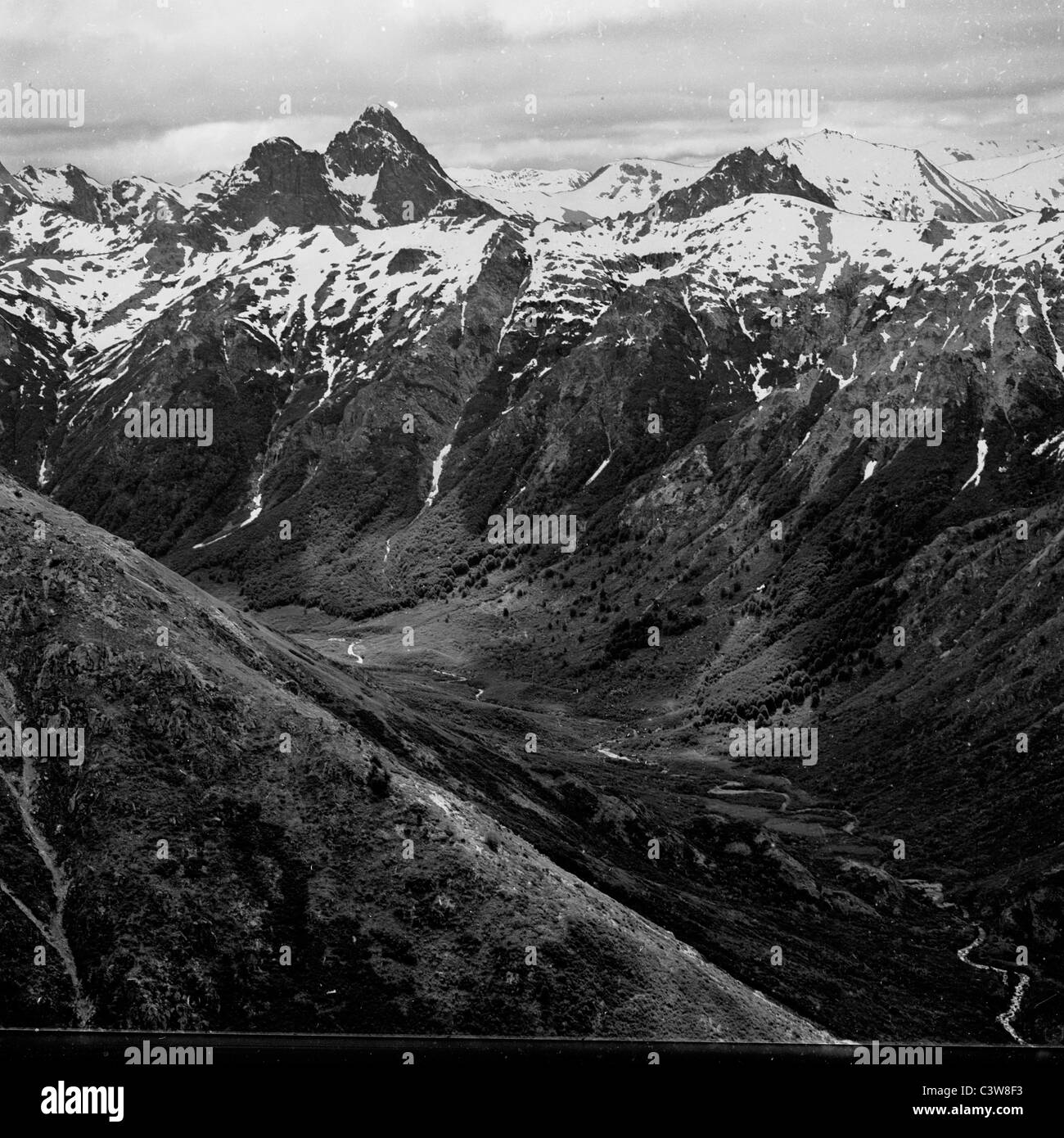 Argentinien, 1950er Jahre. Aussicht auf ein Tal am Cathedral Mountain, Bariloche. Stockfoto