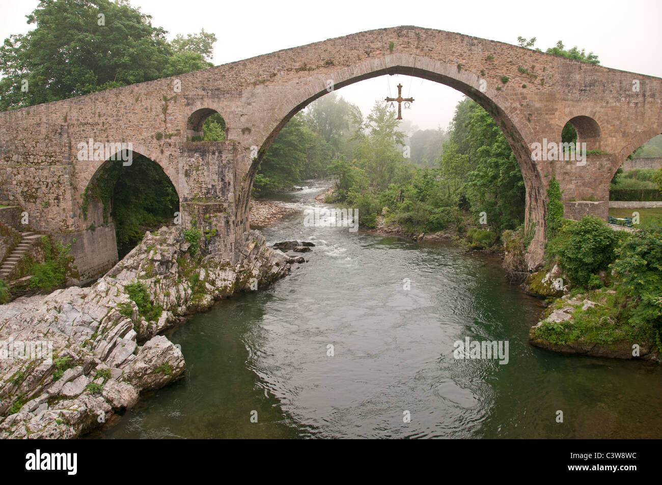 Römische Brücke Puente Romano de Cangas de Onis Spanien Picos de Europa Stockfoto