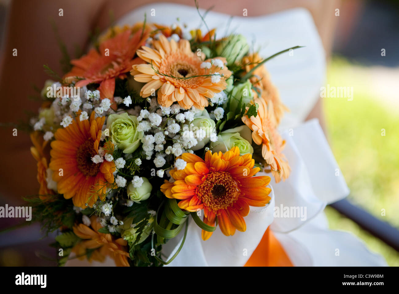 Brautstrauß mit orange Gerbera Blumen Stockfotografie - Alamy