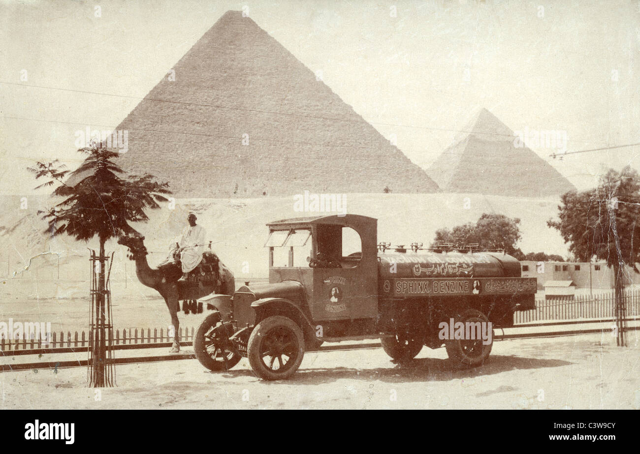 Ein Sphinx Benzin-LKW (die lokalen Tochtergesellschaft für Vacuum Oil Company of Rochester, NY), fotografiert die Pyramiden 1910-20. Stockfoto