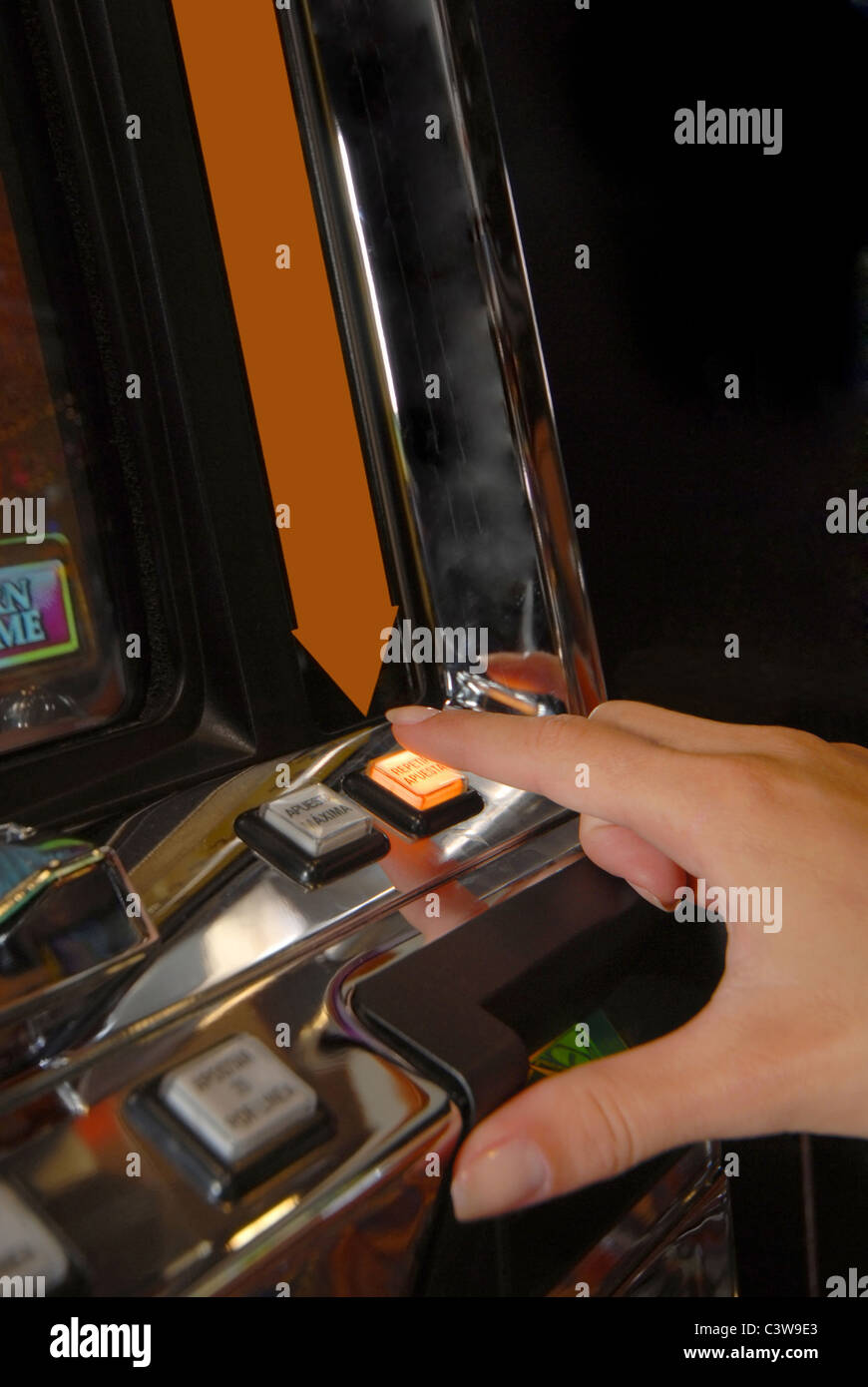 Slot-Maschine in einem Casino. Hand von einer Frau, ihre Wette Stockfoto