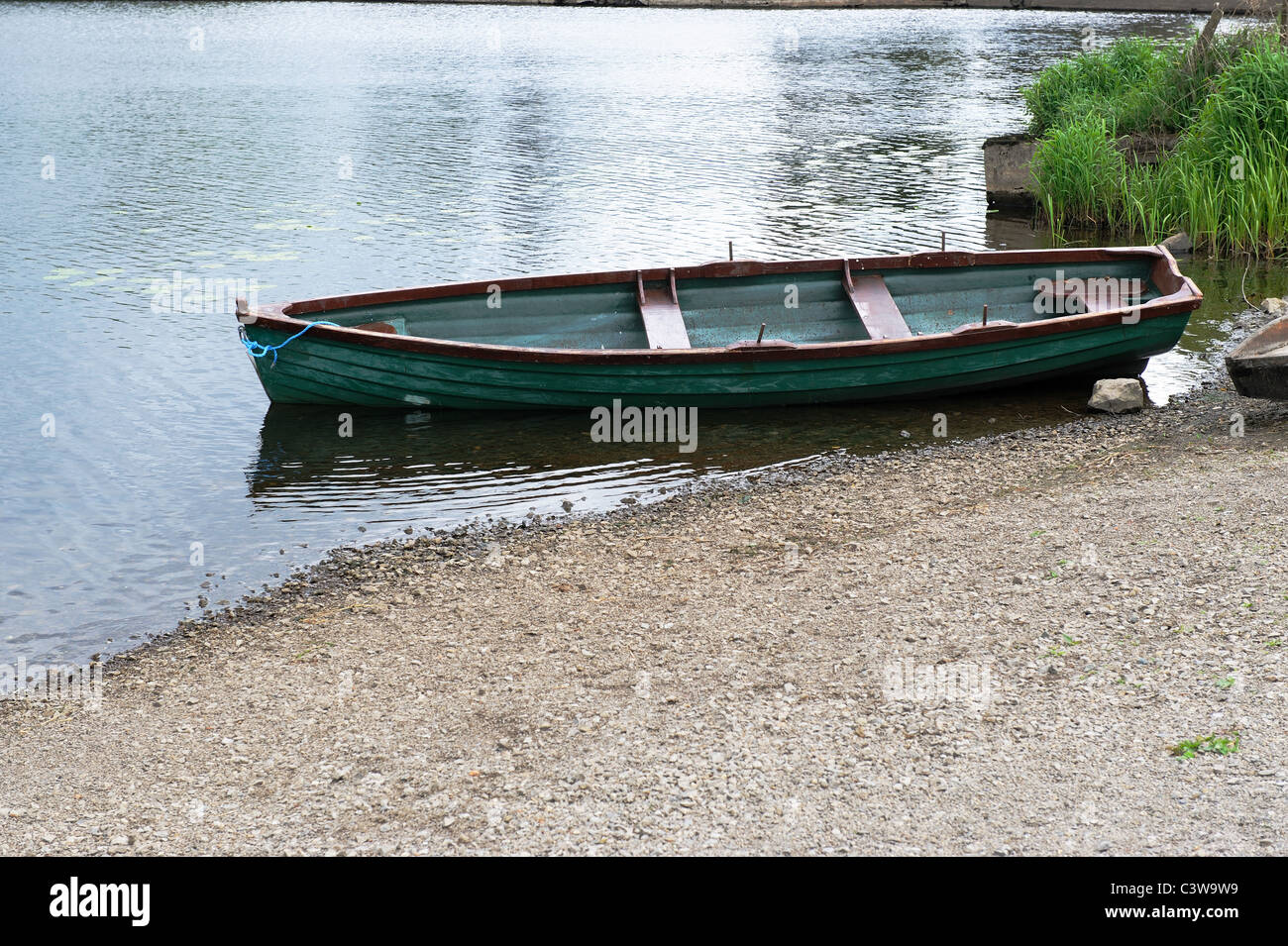 Alte grüne Boot auf dem See Stockfoto