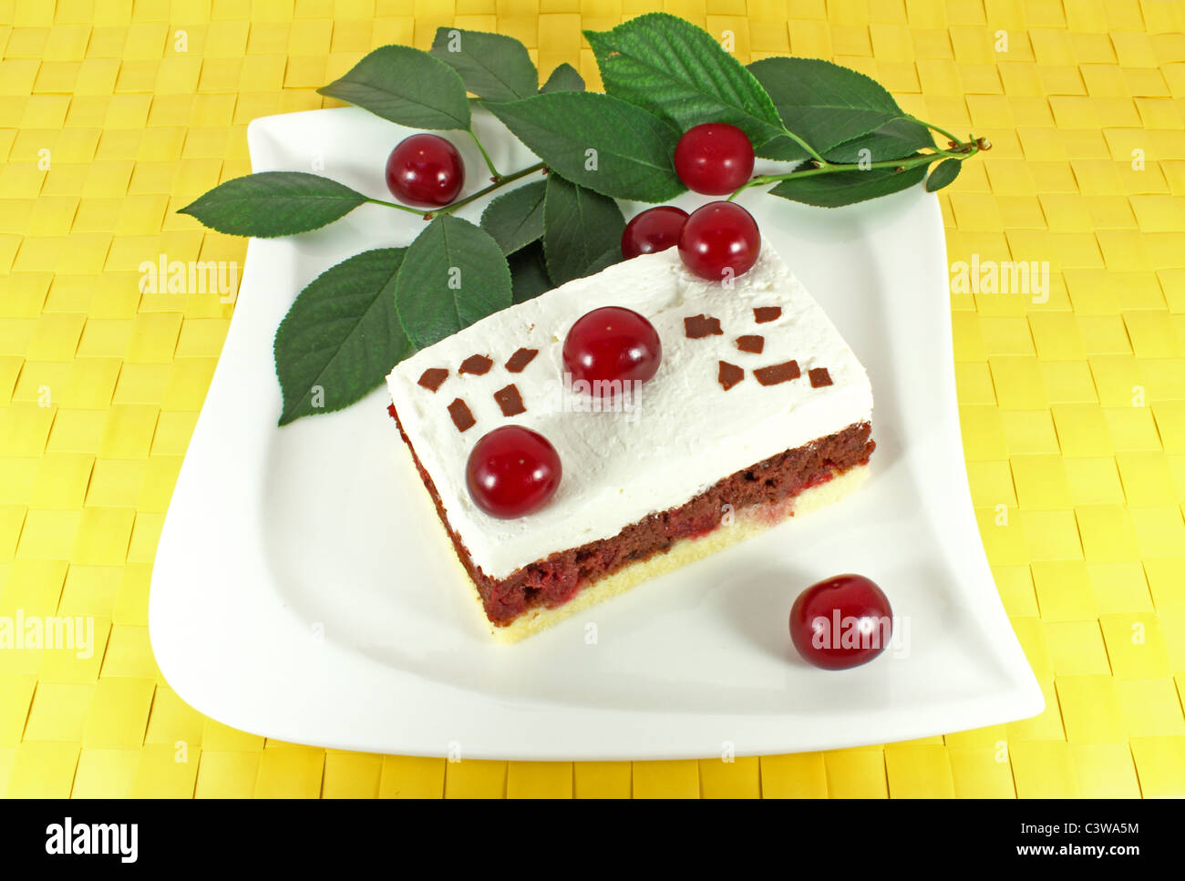 Süße Kuchen mit Sauerkirschen auf weißen Teller Stockfoto