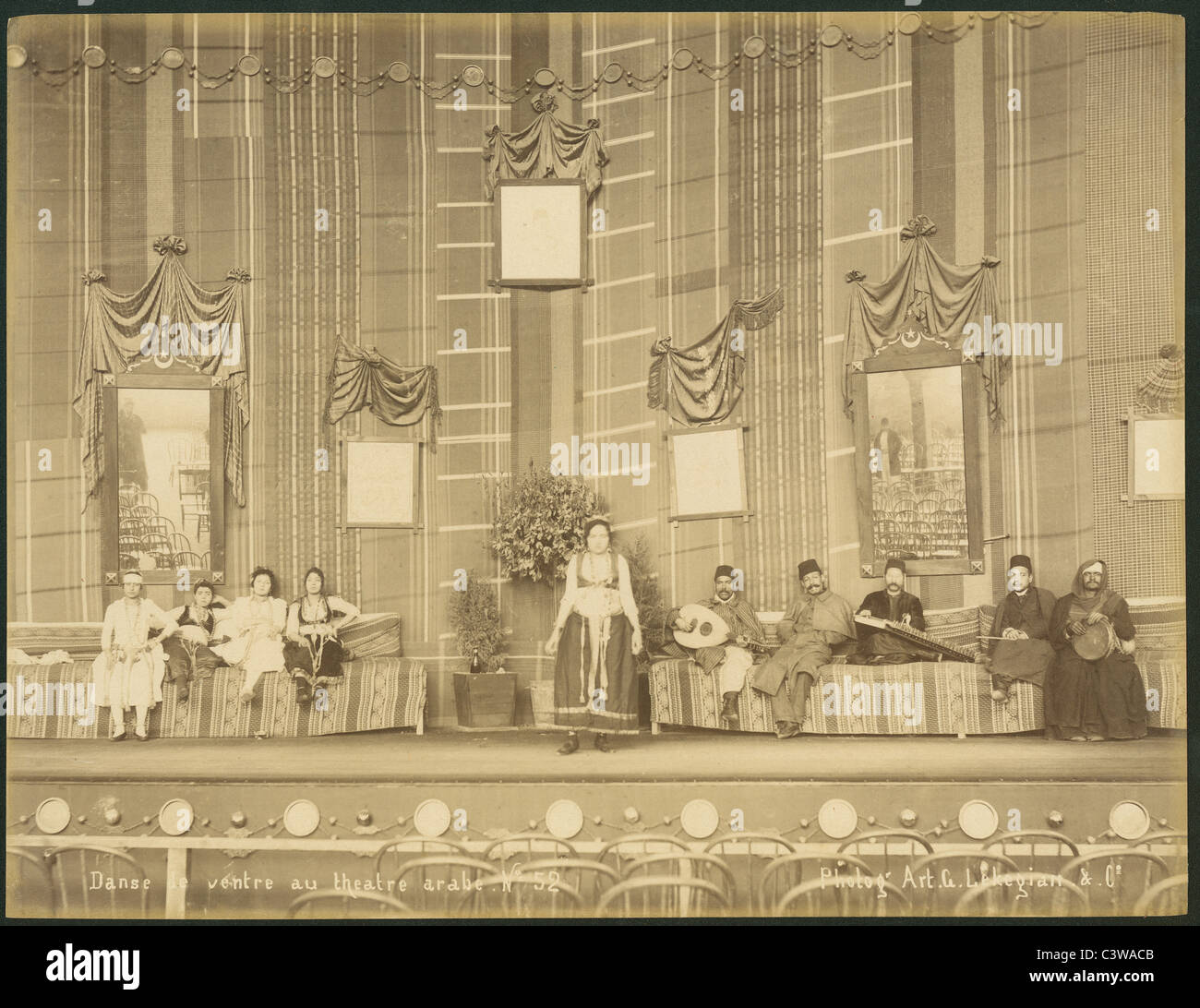 Albumen print. Danse de Ventre au Theater Arabe. Nr. 52. Photog Kunst. G. Lekegian & Cie; 1880 s, Kairo, Ägypten Stockfoto
