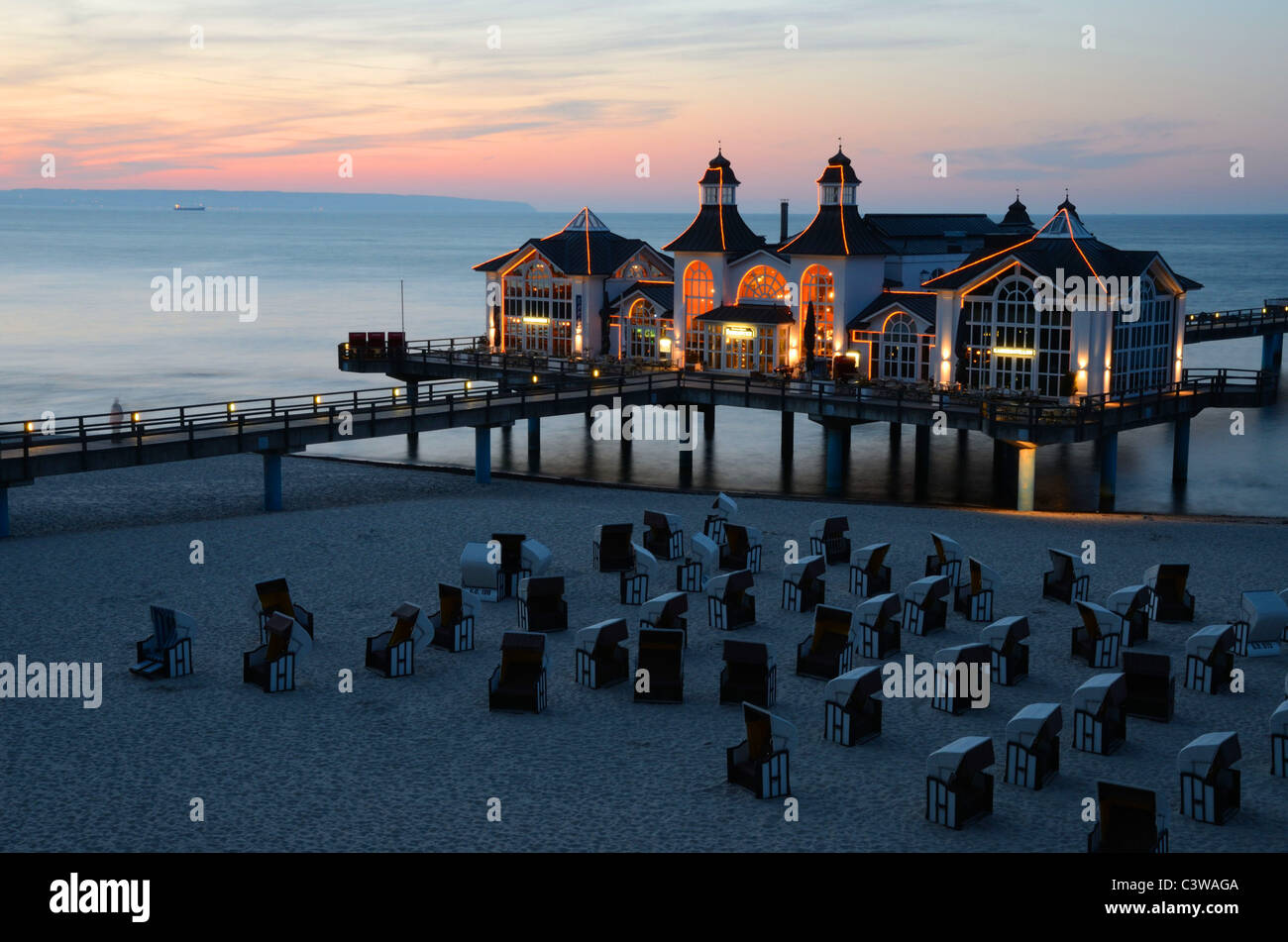 Pier von Sellin auf der deutschen Insel Rügen, Ostseeküste, in der Nacht Stockfoto