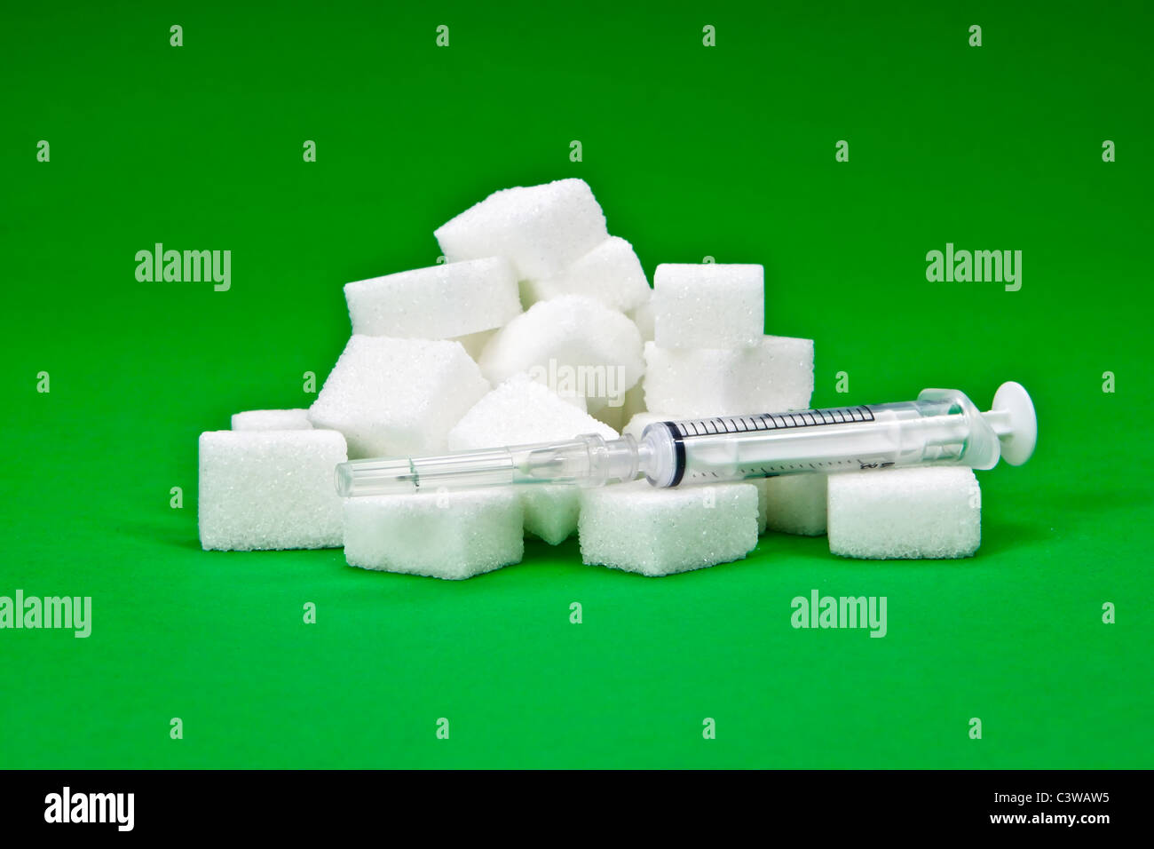 Zuckerwürfel mit einer Spritze als Symbol für diabetes Stockfoto