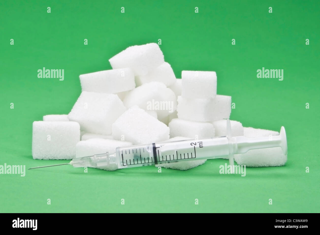 Zuckerwürfel mit einer Spritze als Symbol für diabetes Stockfoto