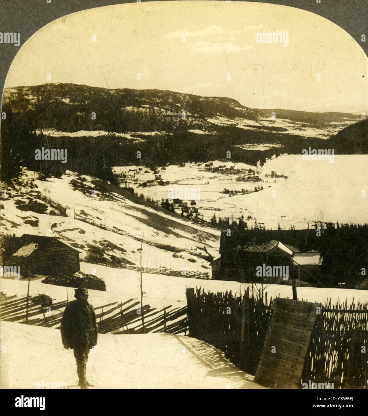 1906 Stereoview Karte: typisch norwegischen Zäune und Hütten in Jotunheimen, Norwegen. Stockfoto