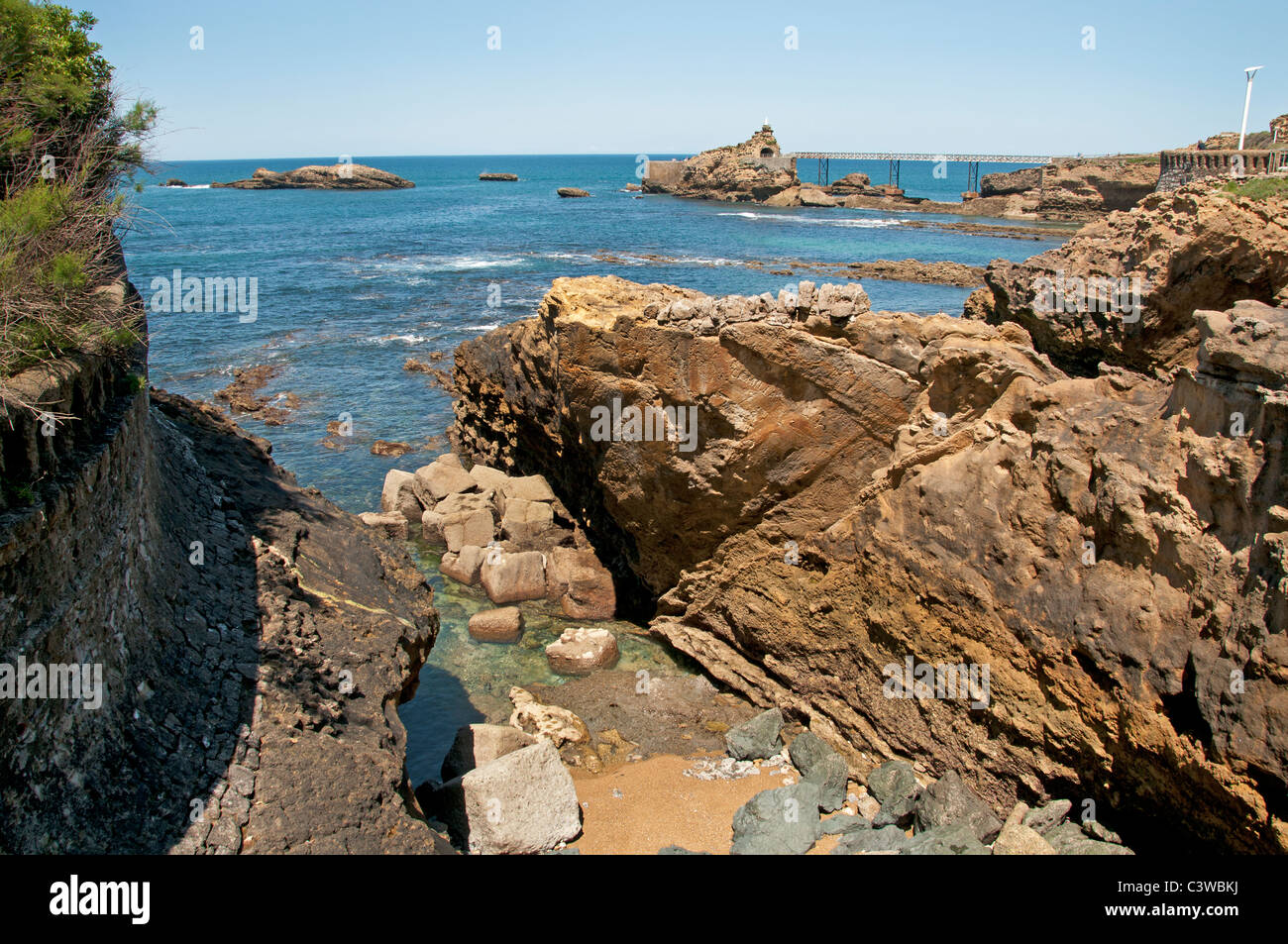 Frankreich Französisch Biarritz alten Hafen Felsen Meer der Plage du Port-Vieux Pyrenäen Atlantiques Aquitaines Flut Ebbe Fluss Stockfoto
