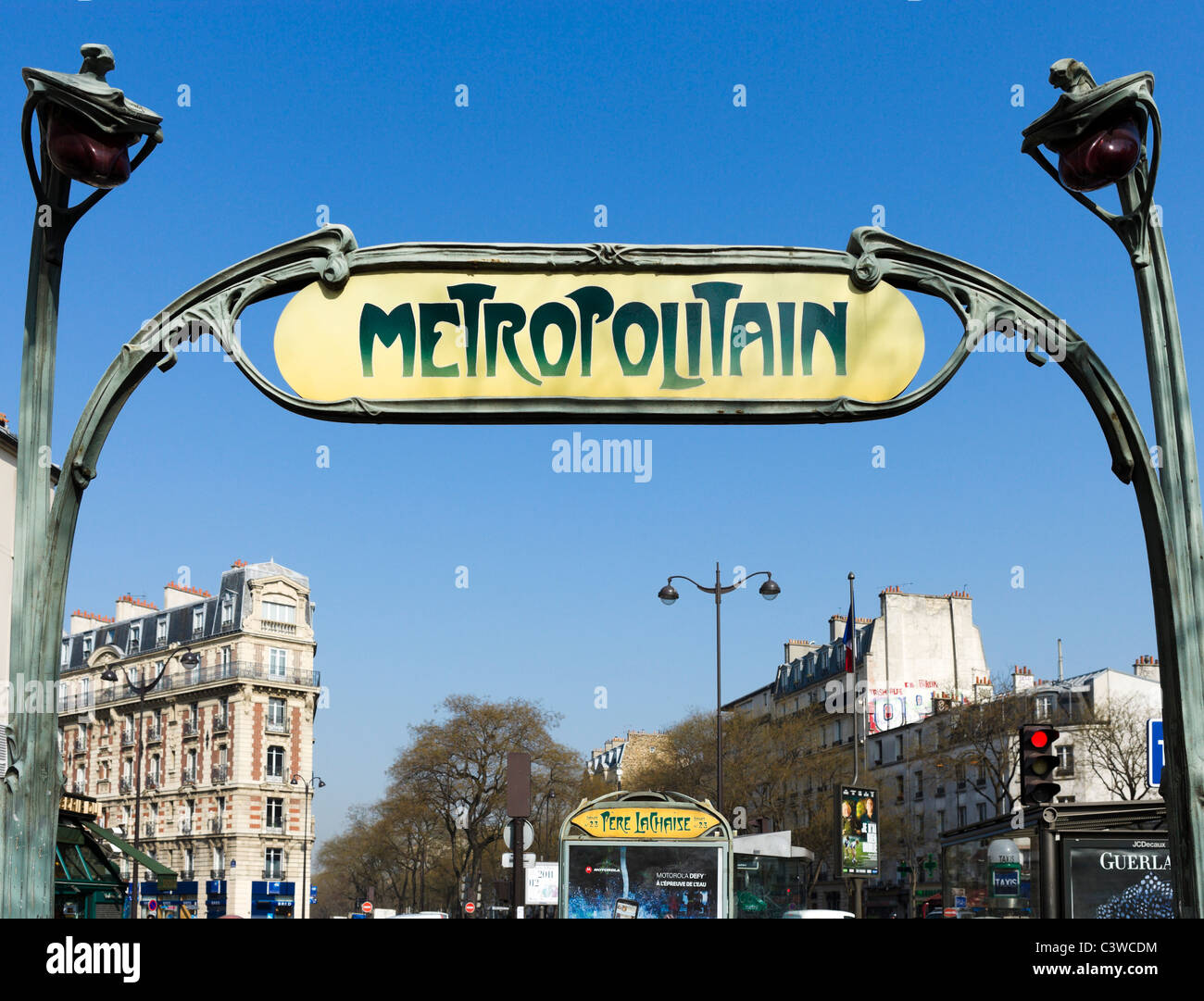 Hector Guimard entworfen, Eingang zum Pere Lachaise Metro Station, Paris, Frankreich Stockfoto