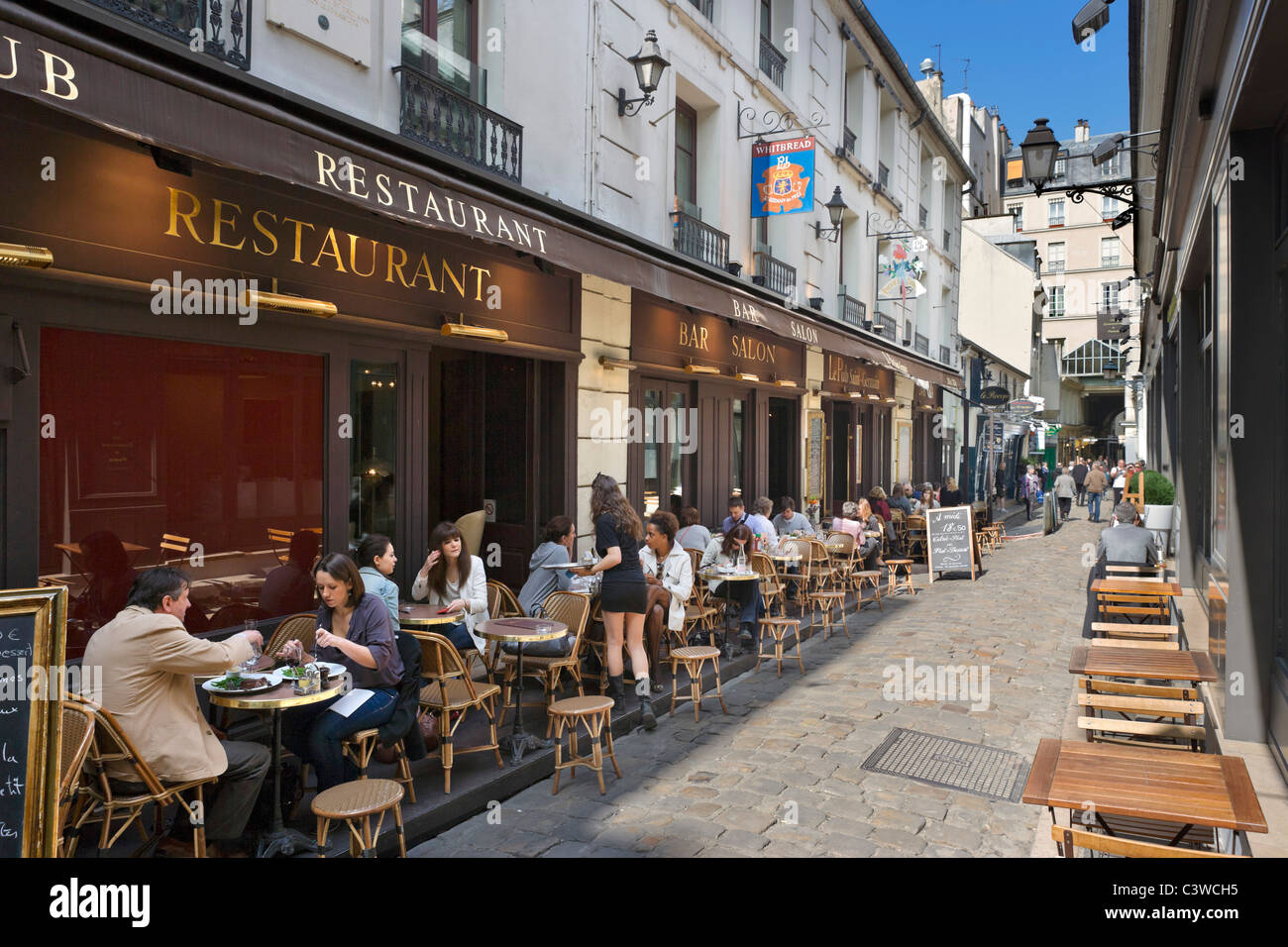 Bürgersteig-Restaurant auf der Cour du Commerce St. Andre aus der Rue St. Andre des Arts, Viertel Saint Germain, Paris, Frankreich Stockfoto