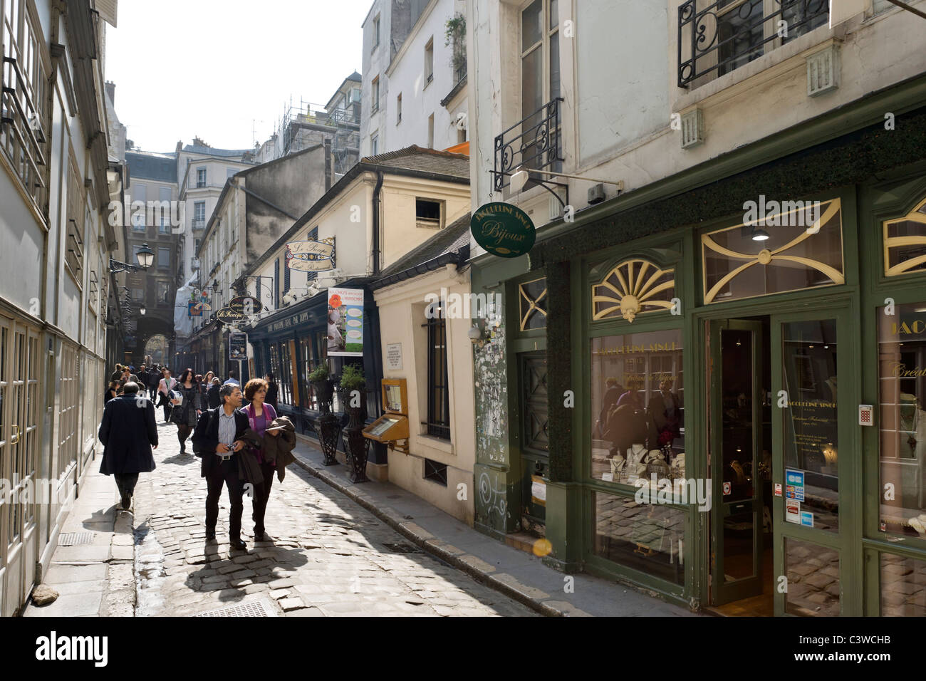 Sonnendurchgang paris -Fotos und -Bildmaterial in hoher Auflösung – Alamy