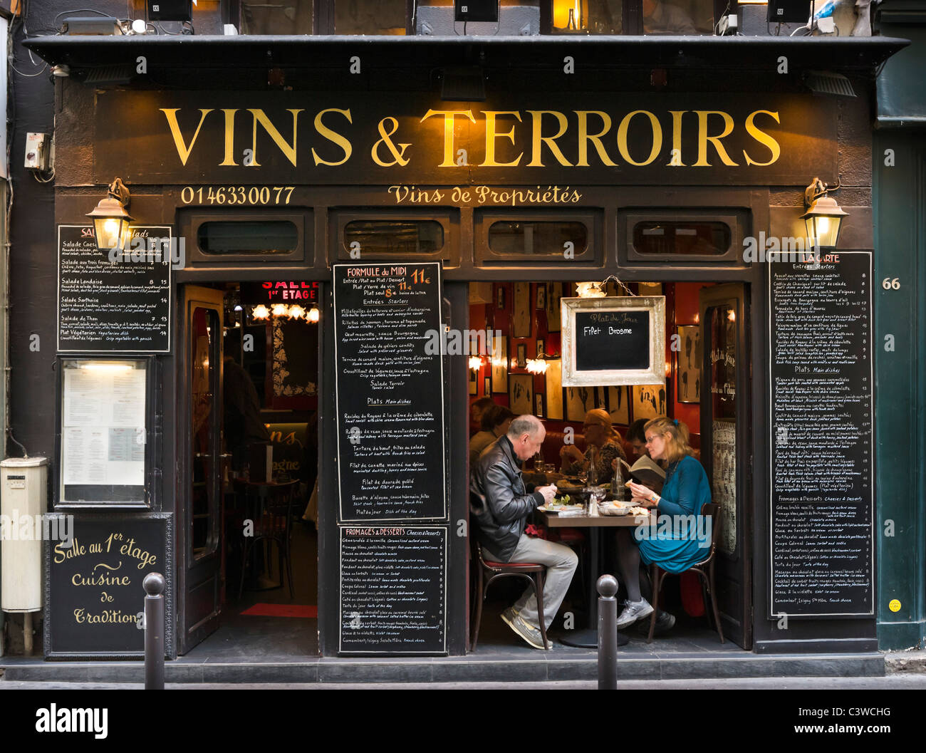Traditionelles Restaurant auf Rue St. Andre des Arts, Viertel Saint Germain, Paris, Frankreich Stockfoto